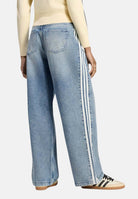 ADIDAS ORIGINALS Jeans ADILENIUM SEASON 6 BAGGY  blu denim chiaro da donna, in cotone con gamba ampia e tre strisce bianche laterali.<BR/> LH1952 . ADIDAS PERFORMANCE 