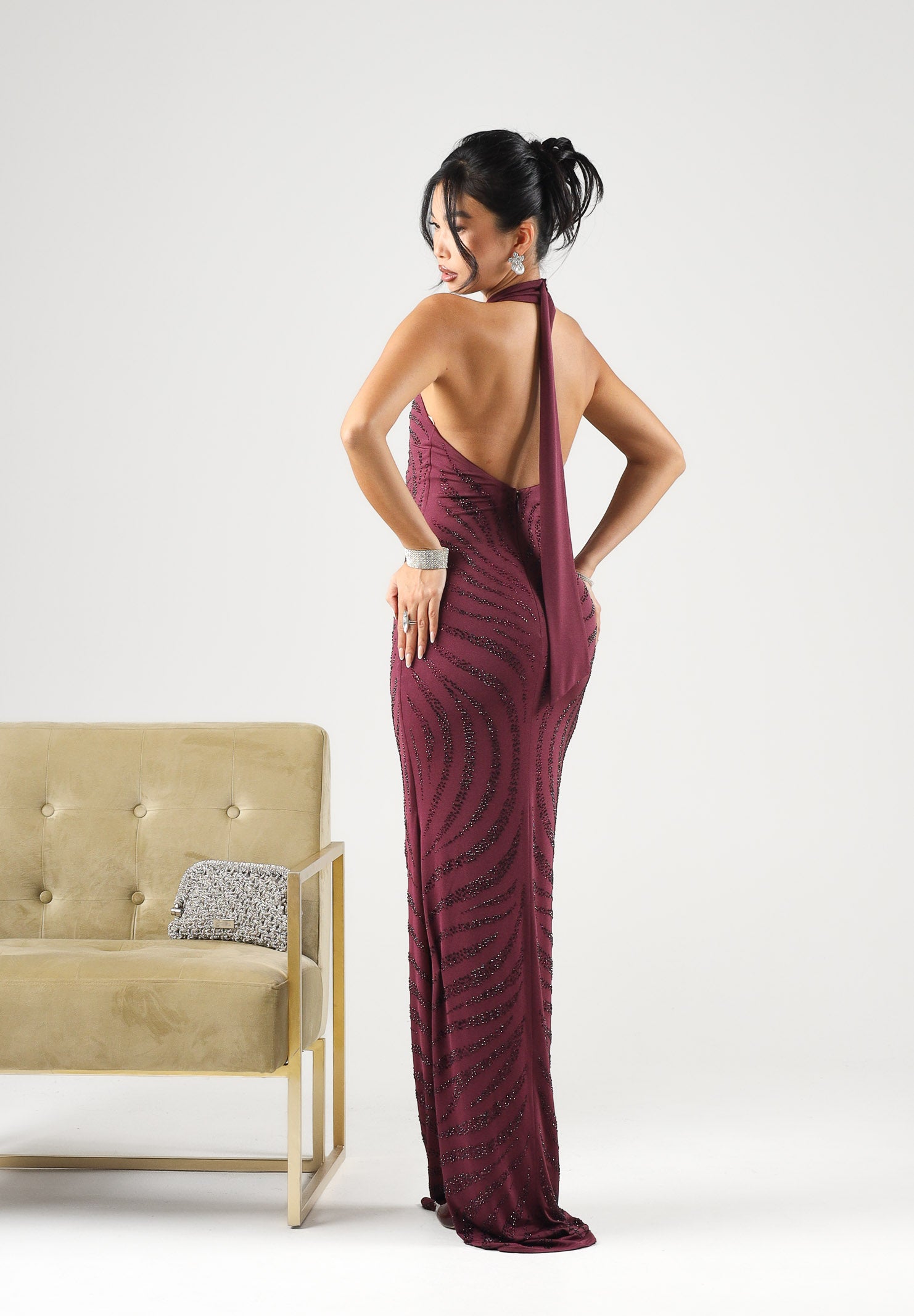 ALMA SANCHEZ Abito lungo Amarena bordeaux da donna, con collo alto, spalle scoperte, applicazioni di strass.<BR/> AS2627037E AM ALMA SANCHEZ 