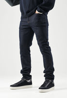ARMANI EXCHANGE Jeans blue denim per uomo con lavaggio scuro e cinque tasche. XM000070AF27235 MB001 ARMANI EXCHANGE 