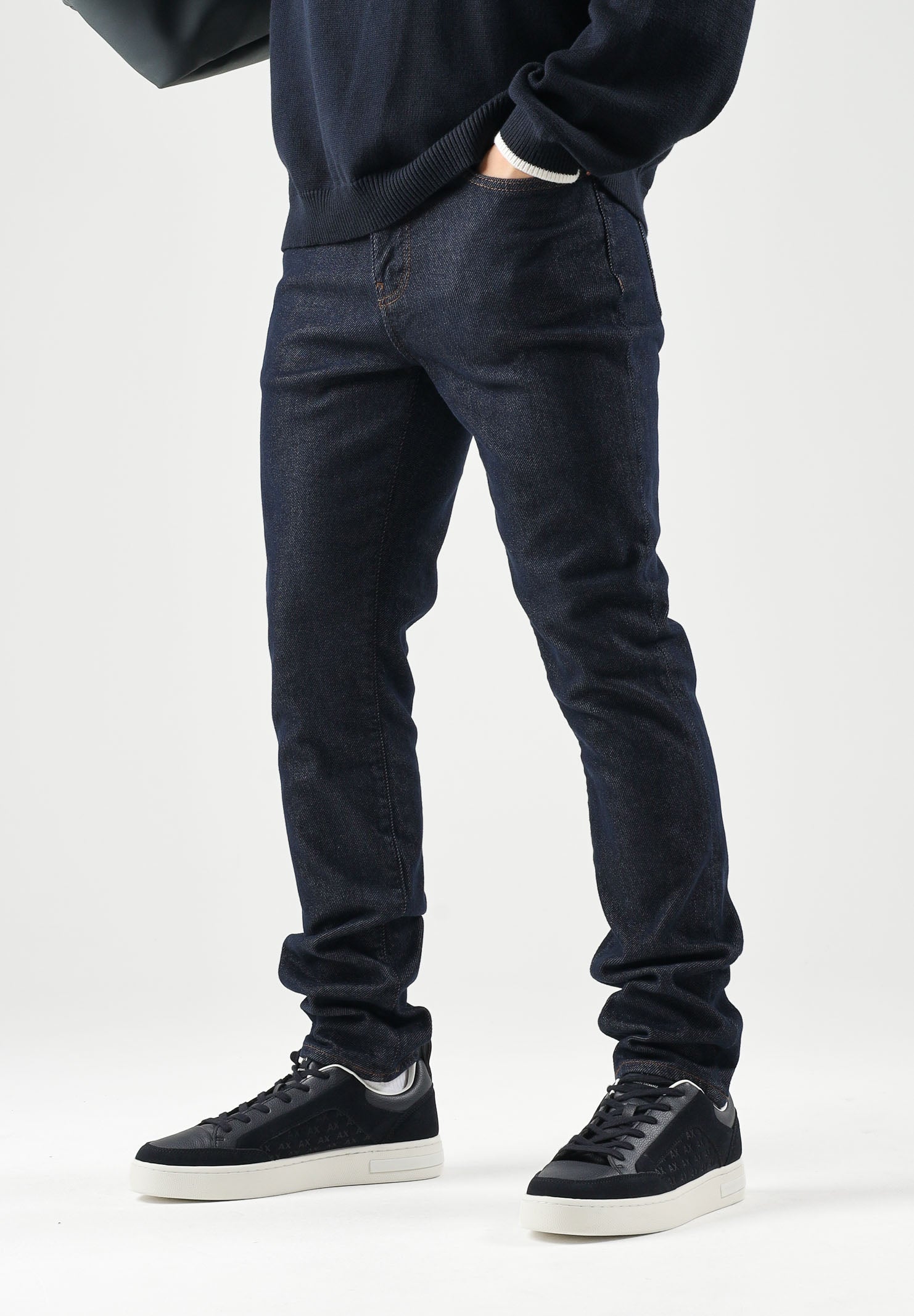 ARMANI EXCHANGE Jeans blue denim per uomo con lavaggio scuro e cinque tasche. XM000070AF27235 MB001 ARMANI EXCHANGE 