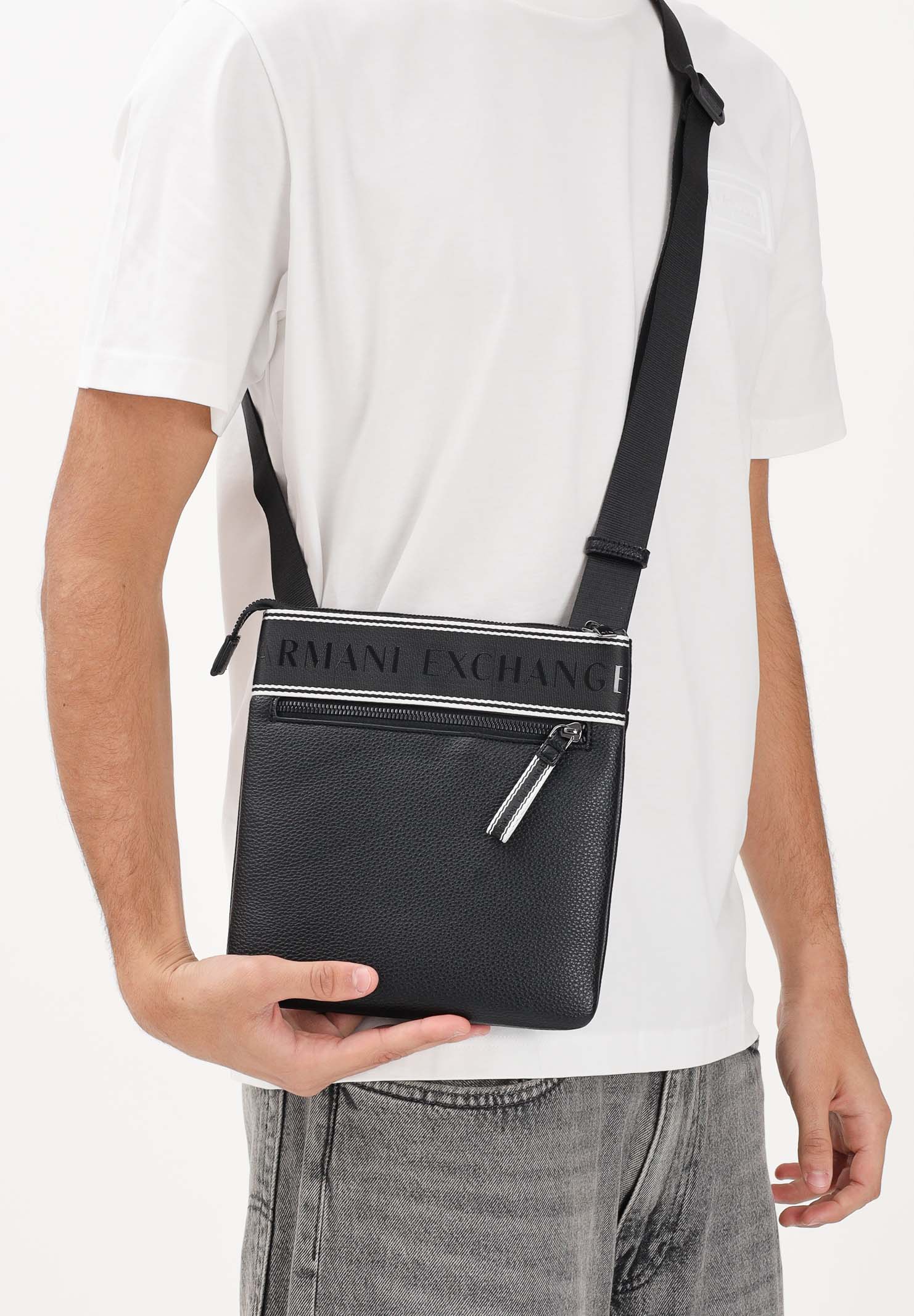 ARMANI EXCHANGE Borsello nero da uomo con logo XM002610AF22662 UC001 ARMANI EXCHANGE 