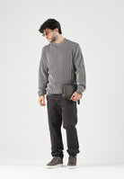 ARMANI EXCHANGE Maglione girocollo grigia per uomo con lavorazione a righe e logo sul petto. XM002723AF11965 M8437 ARMANI EXCHANGE 