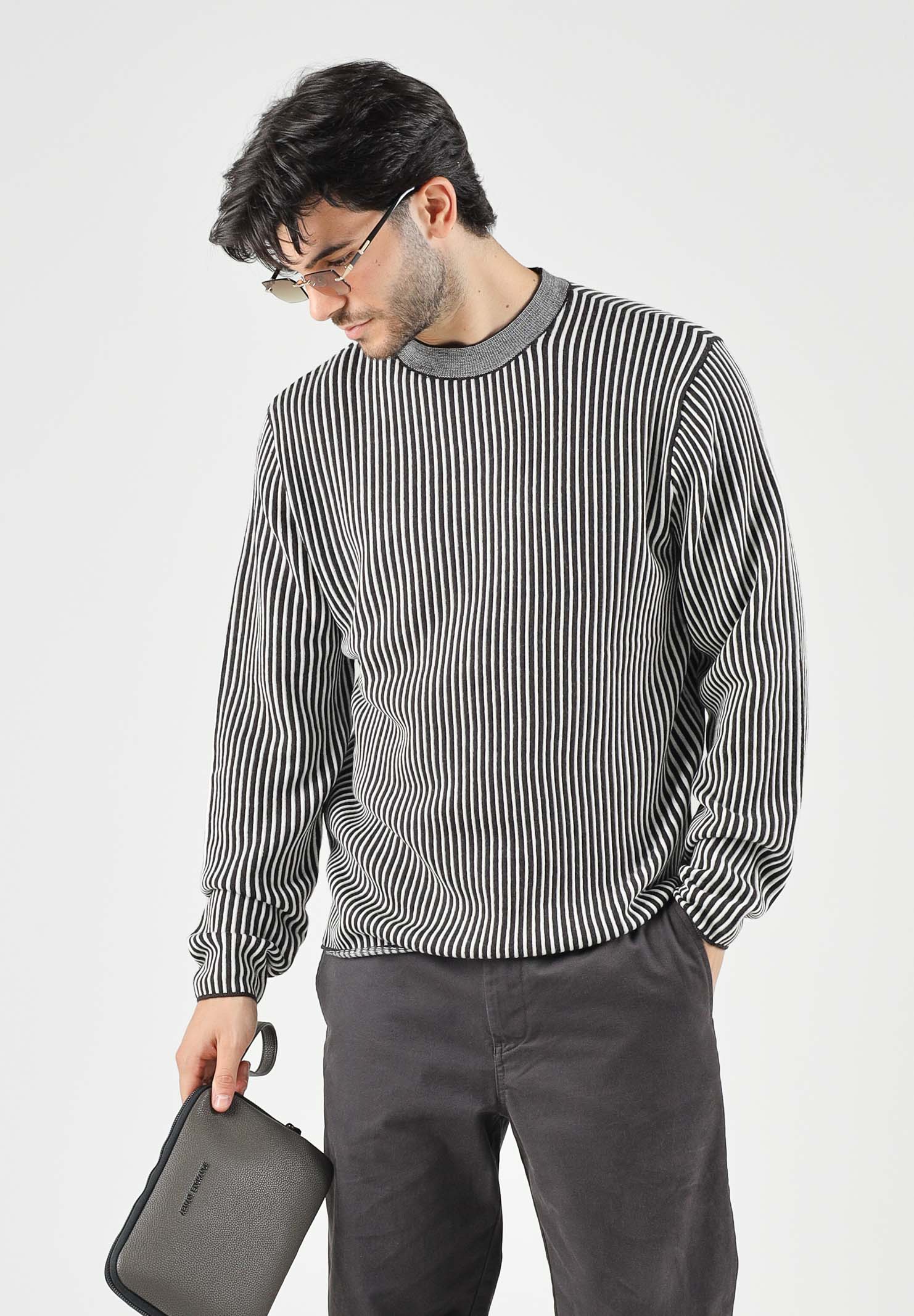 ARMANI EXCHANGE Maglione girocollo grigia per uomo con lavorazione a righe e logo sul petto. XM002723AF11965 M8437 ARMANI EXCHANGE 
