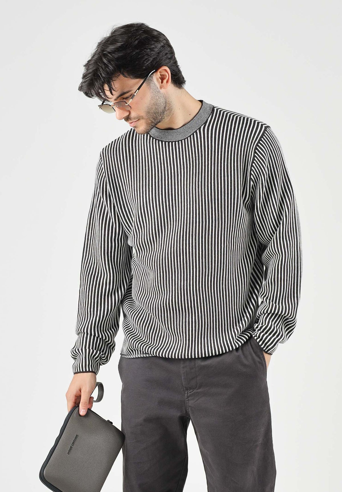 ARMANI EXCHANGE Maglione girocollo grigia per uomo con lavorazione a righe e logo sul petto. XM002723AF11965 M8437 ARMANI EXCHANGE 