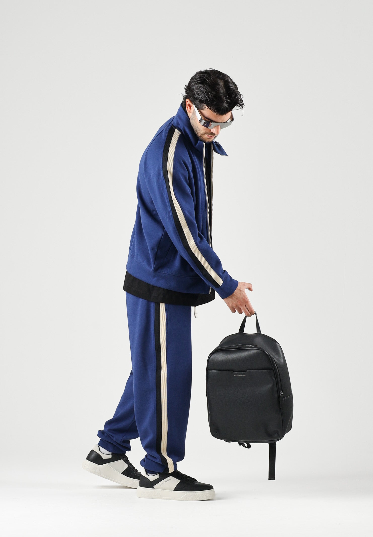 ARMANI EXCHANGE Pantaloni JOGGER blue depths per uomo con coulisse in vita e bande laterali a contrasto. XM002893AF19936 UB095 ARMANI EXCHANGE 