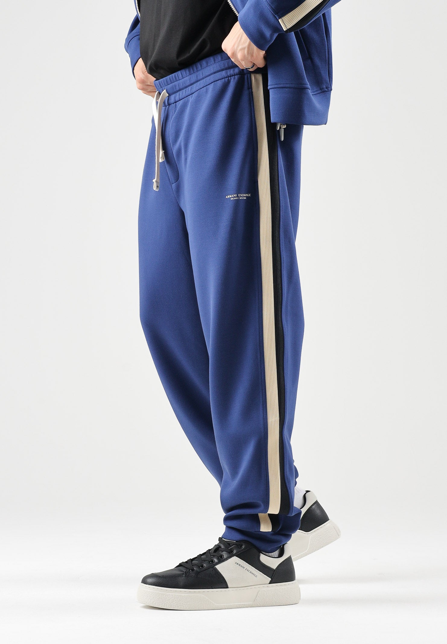 ARMANI EXCHANGE Pantaloni JOGGER blue depths per uomo con coulisse in vita e bande laterali a contrasto. XM002893AF19936 UB095 ARMANI EXCHANGE 