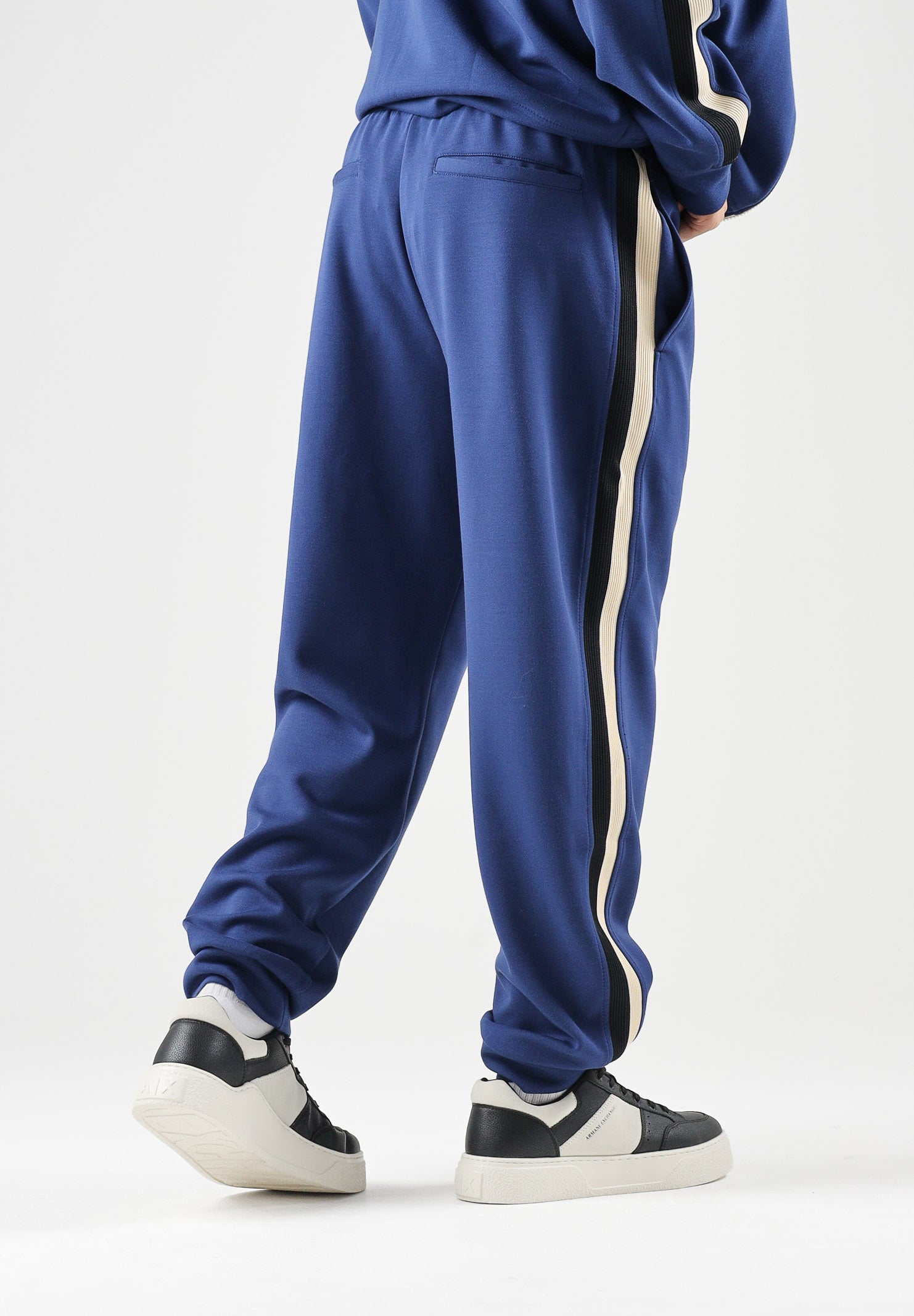 ARMANI EXCHANGE Pantaloni JOGGER blue depths per uomo con coulisse in vita e bande laterali a contrasto. XM002893AF19936 UB095 ARMANI EXCHANGE 