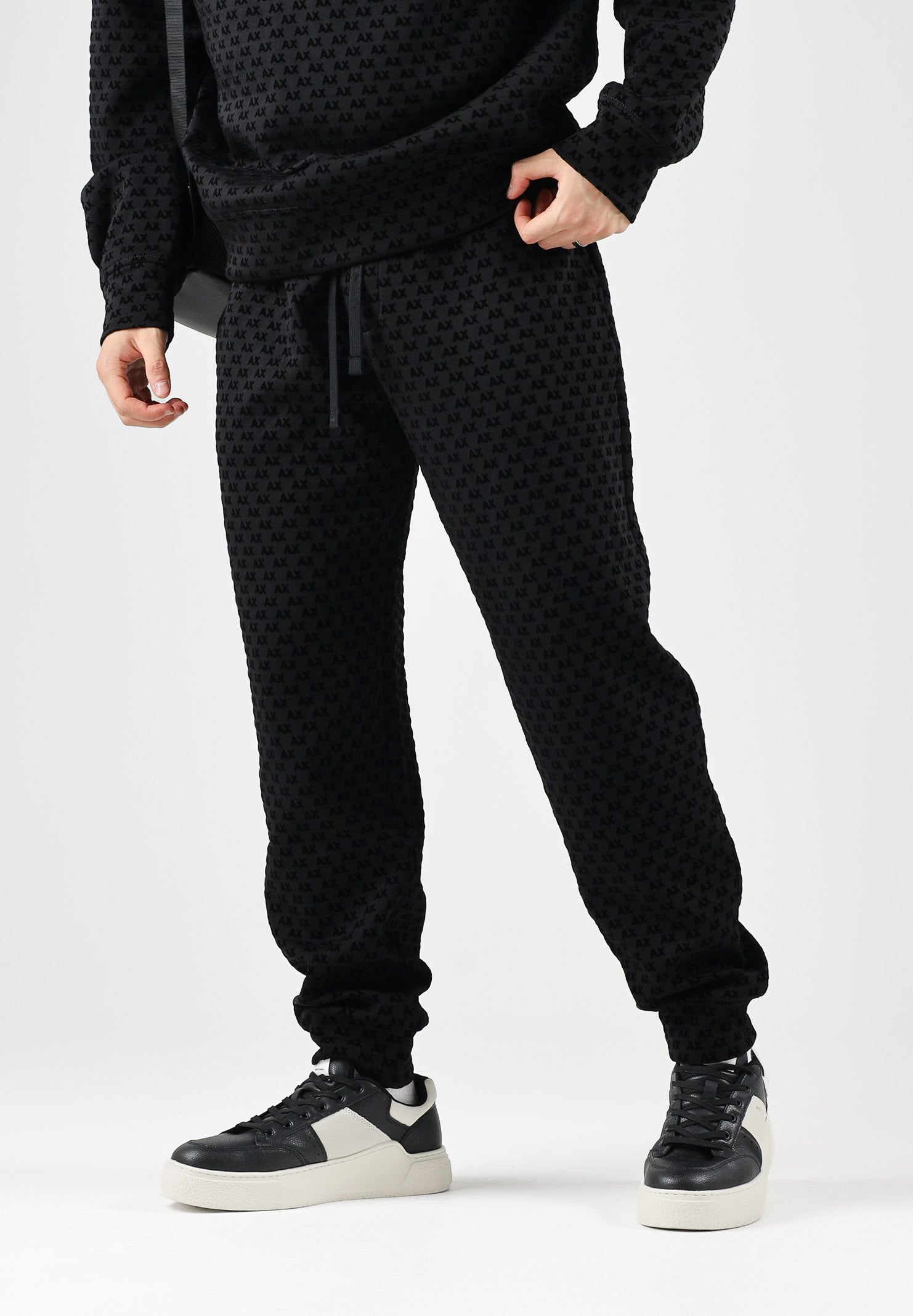 ARMANI EXCHANGE Pantaloni JOGGER neri per uomo con elastico in vita e polsini alle caviglie. XM002904AF10818 UC001 ARMANI EXCHANGE 