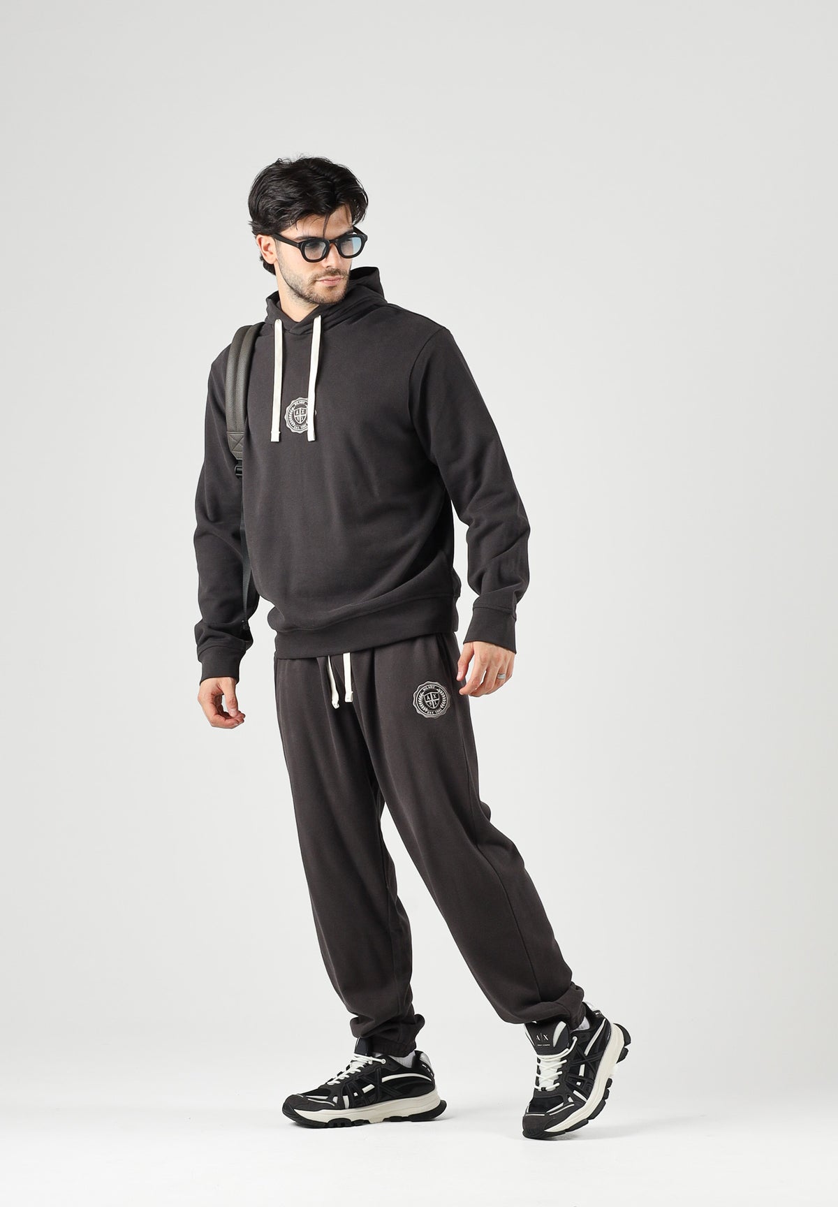 ARMANI EXCHANGE Pantaloni JOGGER licorice-marrone per uomo con vita regolabile e polsini elasticizzati. XM002914AF26047 U8128 ARMANI EXCHANGE 
