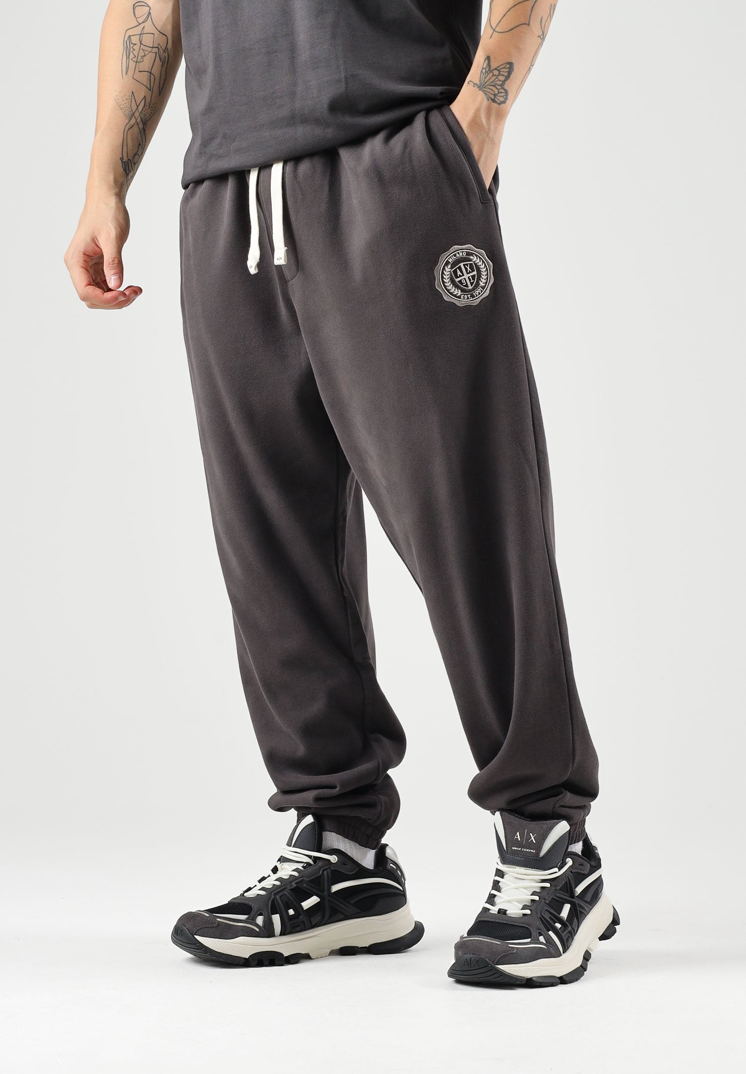 ARMANI EXCHANGE Pantaloni JOGGER licorice-marrone per uomo con vita regolabile e polsini elasticizzati. XM002914AF26047 U8128 ARMANI EXCHANGE 