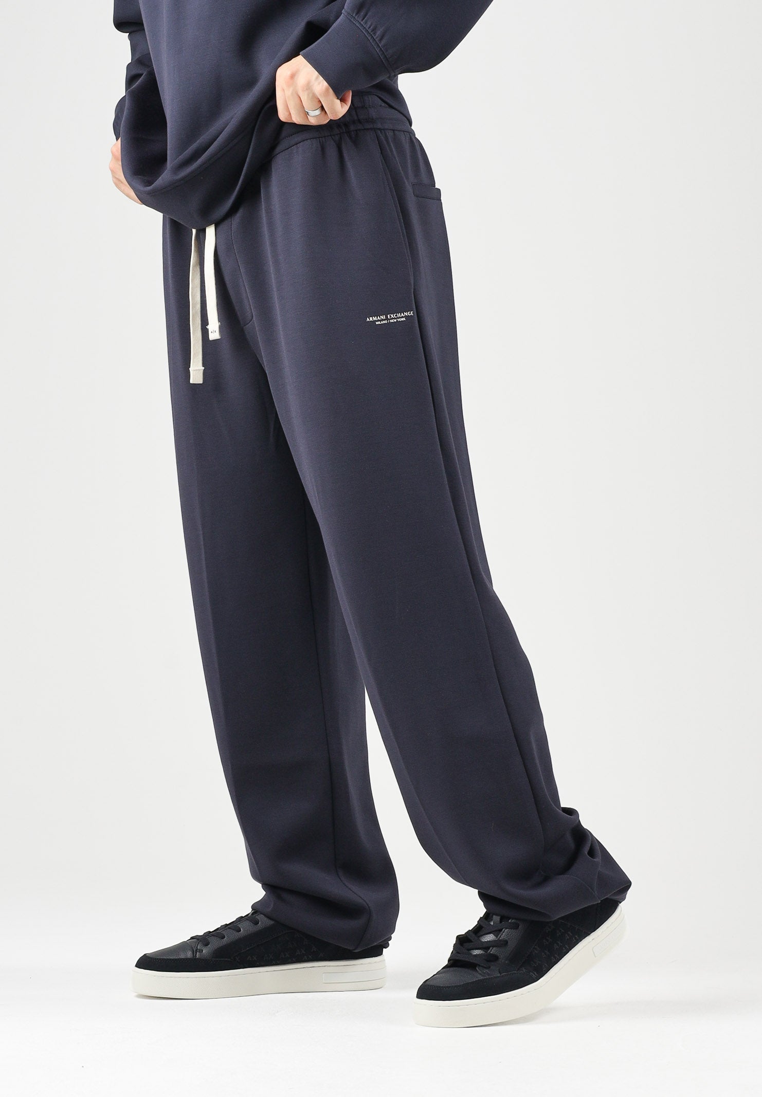 ARMANI EXCHANGE Pantaloni JOGGER deep navy blu per uomo con coulisse in vita e tasche laterali. XM002941AF19936 UB101 ARMANI EXCHANGE 