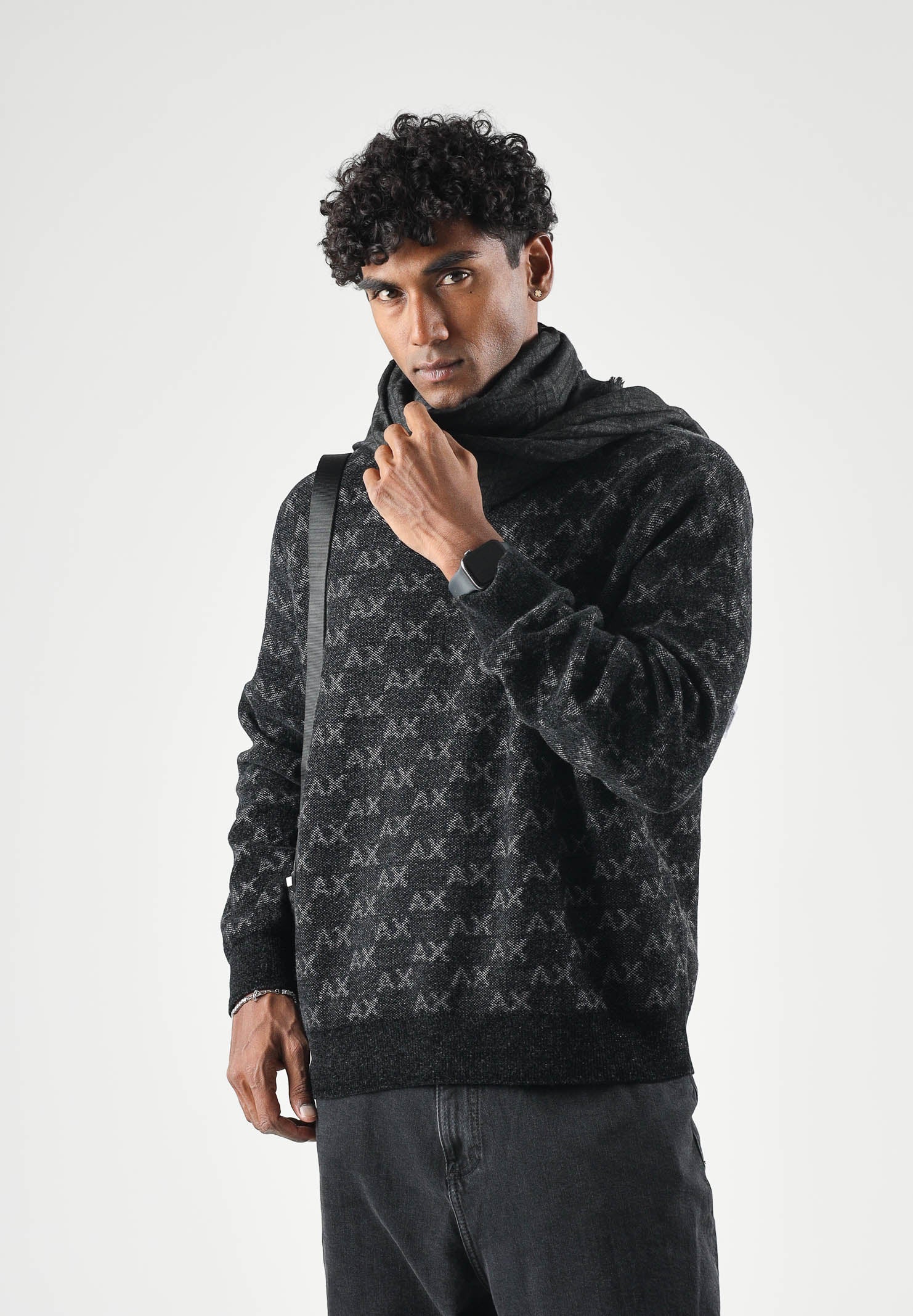 ARMANI EXCHANGE Maglione JACQUARD nero per uomo con girocollo e trama monogram all-over. XM002992AF16916 FC356 ARMANI EXCHANGE 