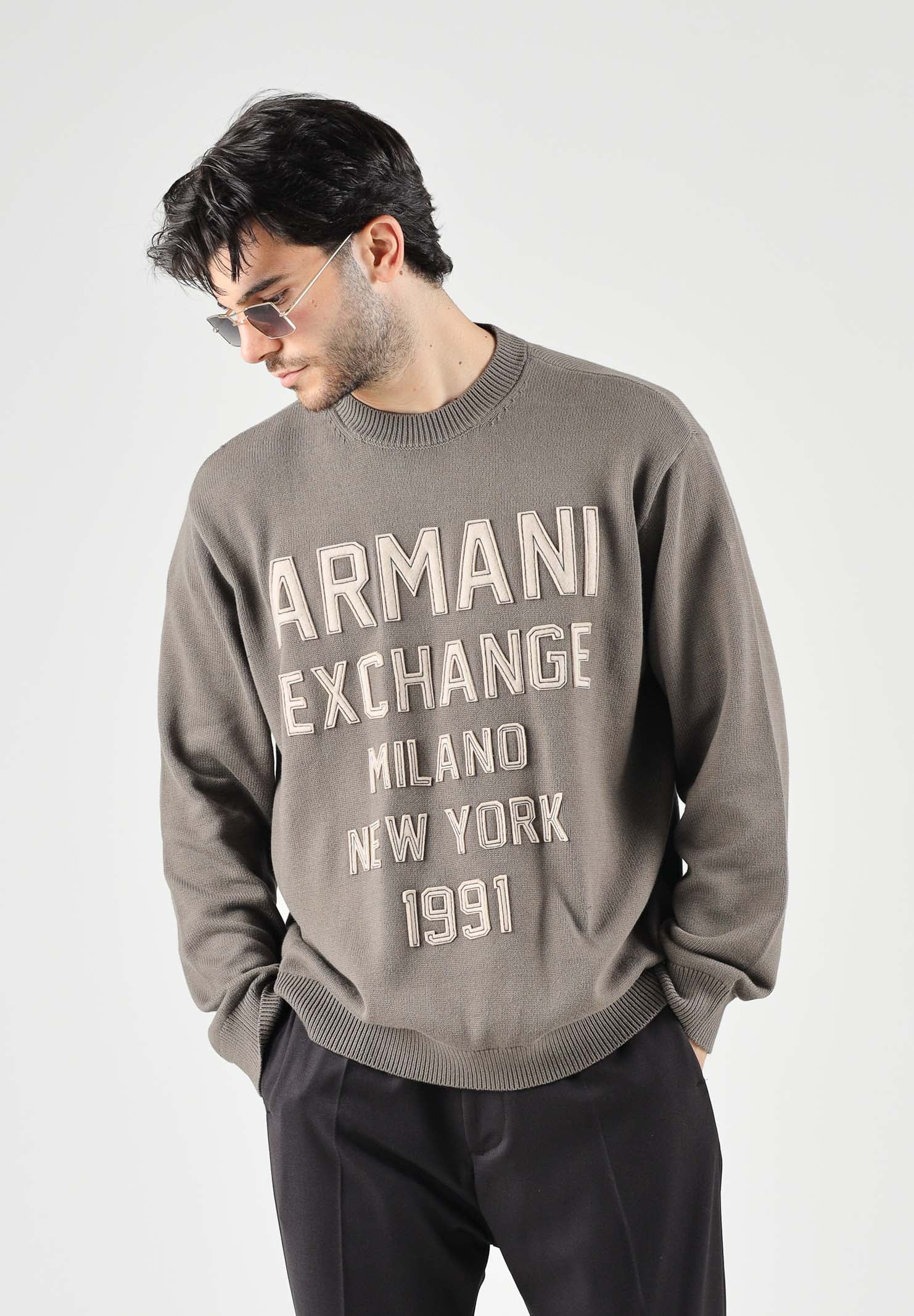 ARMANI EXCHANGE Maglione girocollo marrone per uomo con maxi scritta logo sul davanti. XM002994AF12930 U6125 ARMANI EXCHANGE 