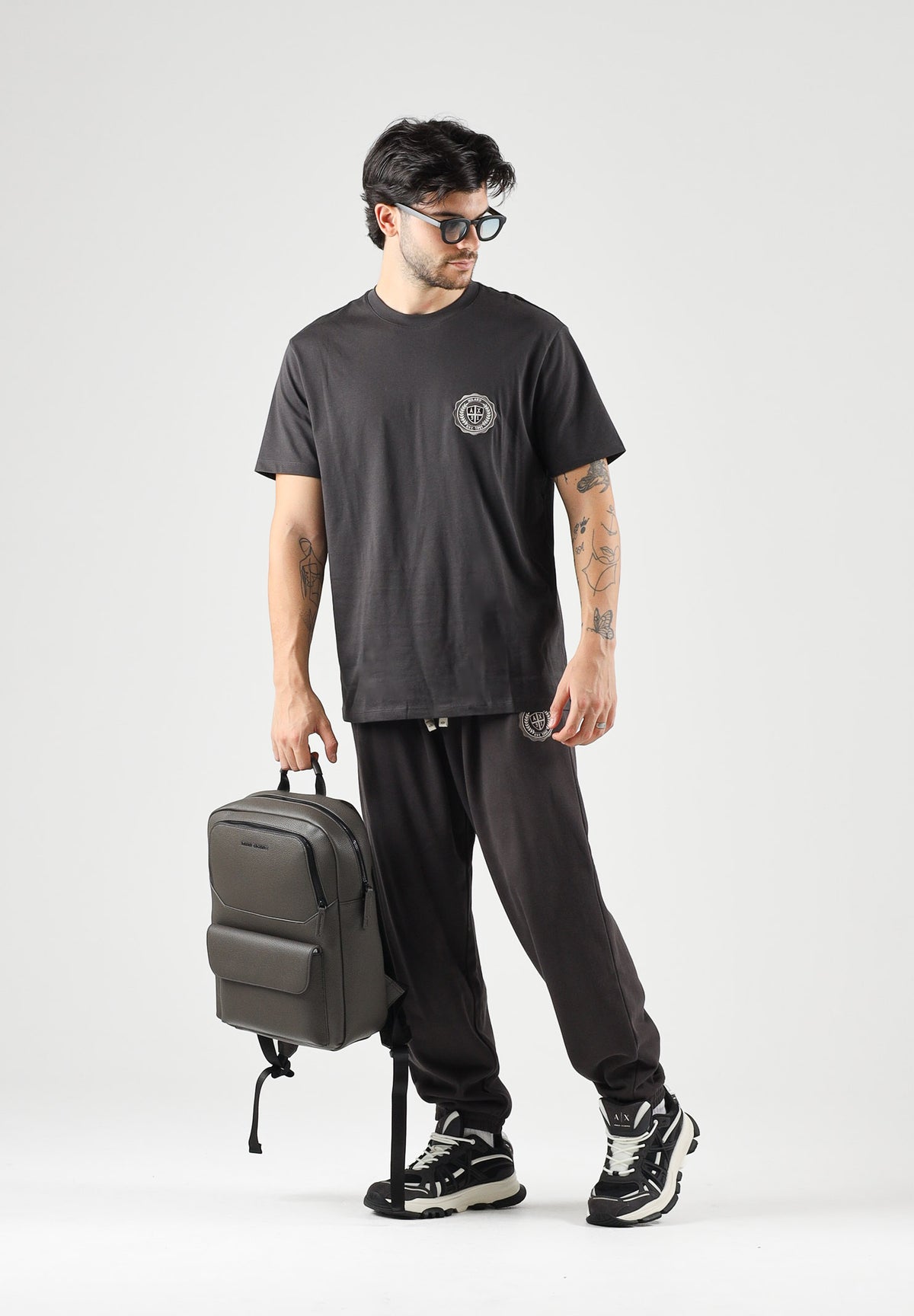 ARMANI EXCHANGE T-shirt manica corta  licorice-grigio scuro per uomo con girocollo e piccolo logo circolare stampato sul petto. XM003078AF10361 U8128 ARMANI EXCHANGE 