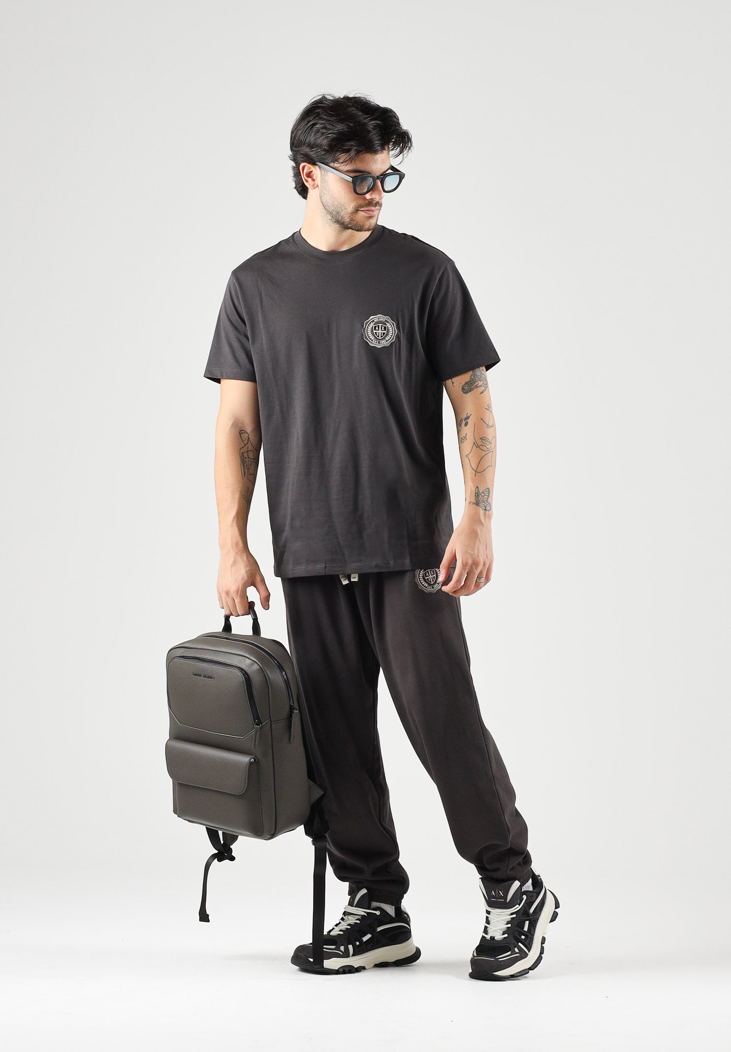 ARMANI EXCHANGE T-shirt manica corta  licorice-grigio scuro per uomo con girocollo e piccolo logo circolare stampato sul petto. XM003078AF10361 U8128 ARMANI EXCHANGE 