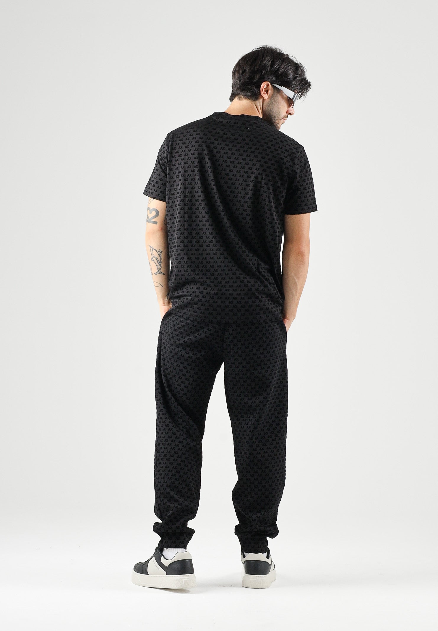 ARMANI EXCHANGE T-shirt FULL LOGO nera per uomo con scollo a V e trama grafica all-over. XM003079AF10356 UC001 ARMANI EXCHANGE 