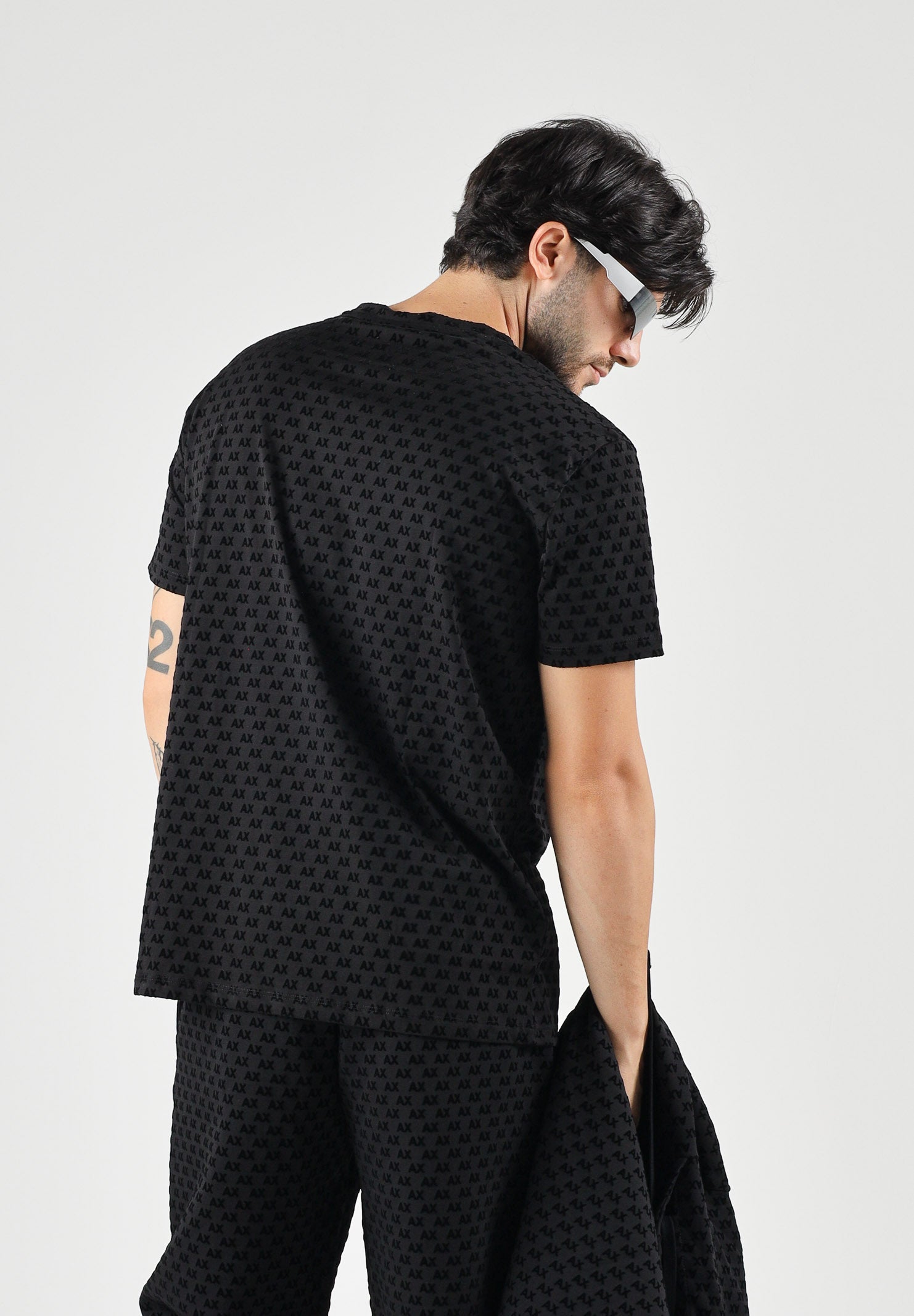 ARMANI EXCHANGE T-shirt FULL LOGO nera per uomo con scollo a V e trama grafica all-over. XM003079AF10356 UC001 ARMANI EXCHANGE 