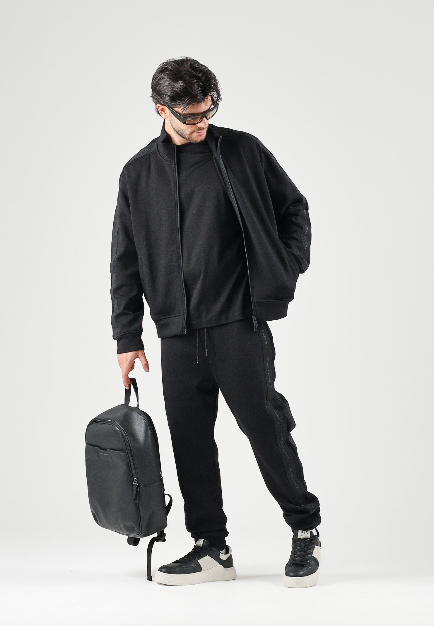 ARMANI EXCHANGE Pantaloni JOGGER neri per uomo con coulisse in vita e polsini elasticizzati. XM003145AF13047 UC001 ARMANI EXCHANGE 