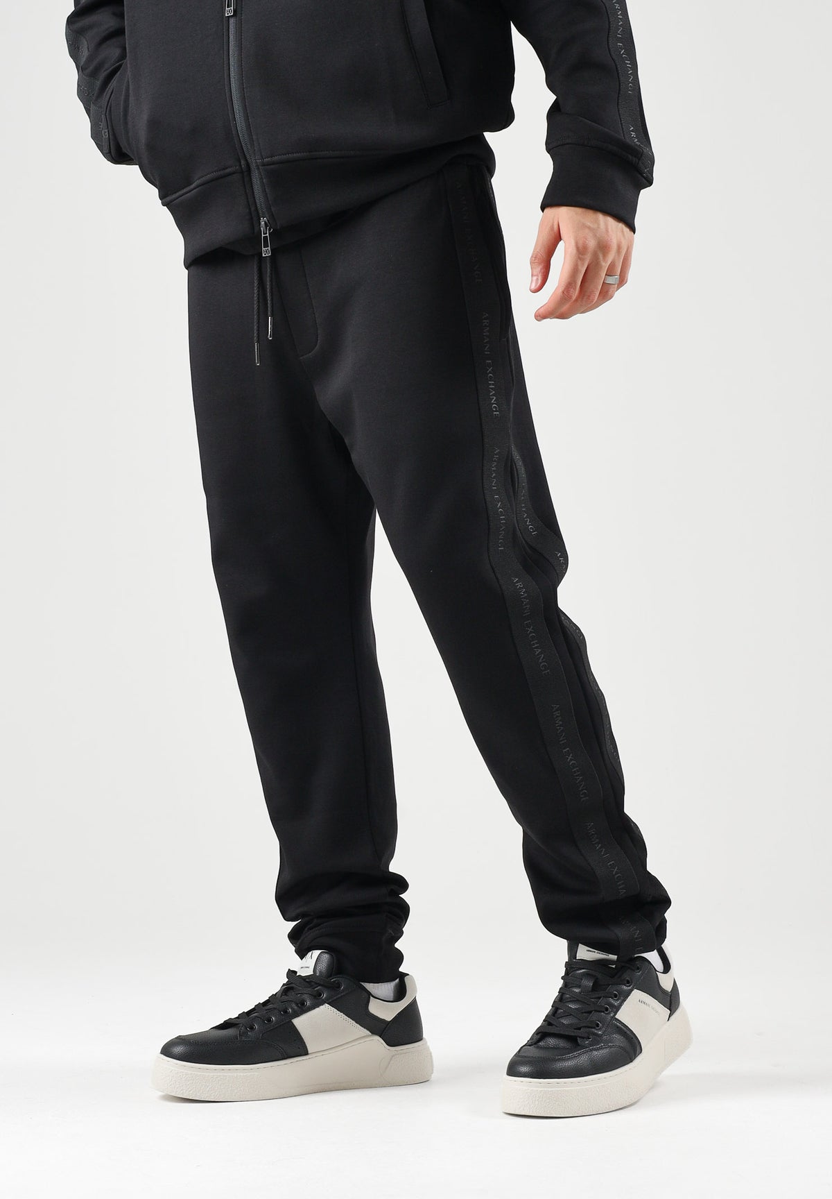 ARMANI EXCHANGE Pantaloni JOGGER neri per uomo con coulisse in vita e polsini elasticizzati. XM003145AF13047 UC001 ARMANI EXCHANGE 
