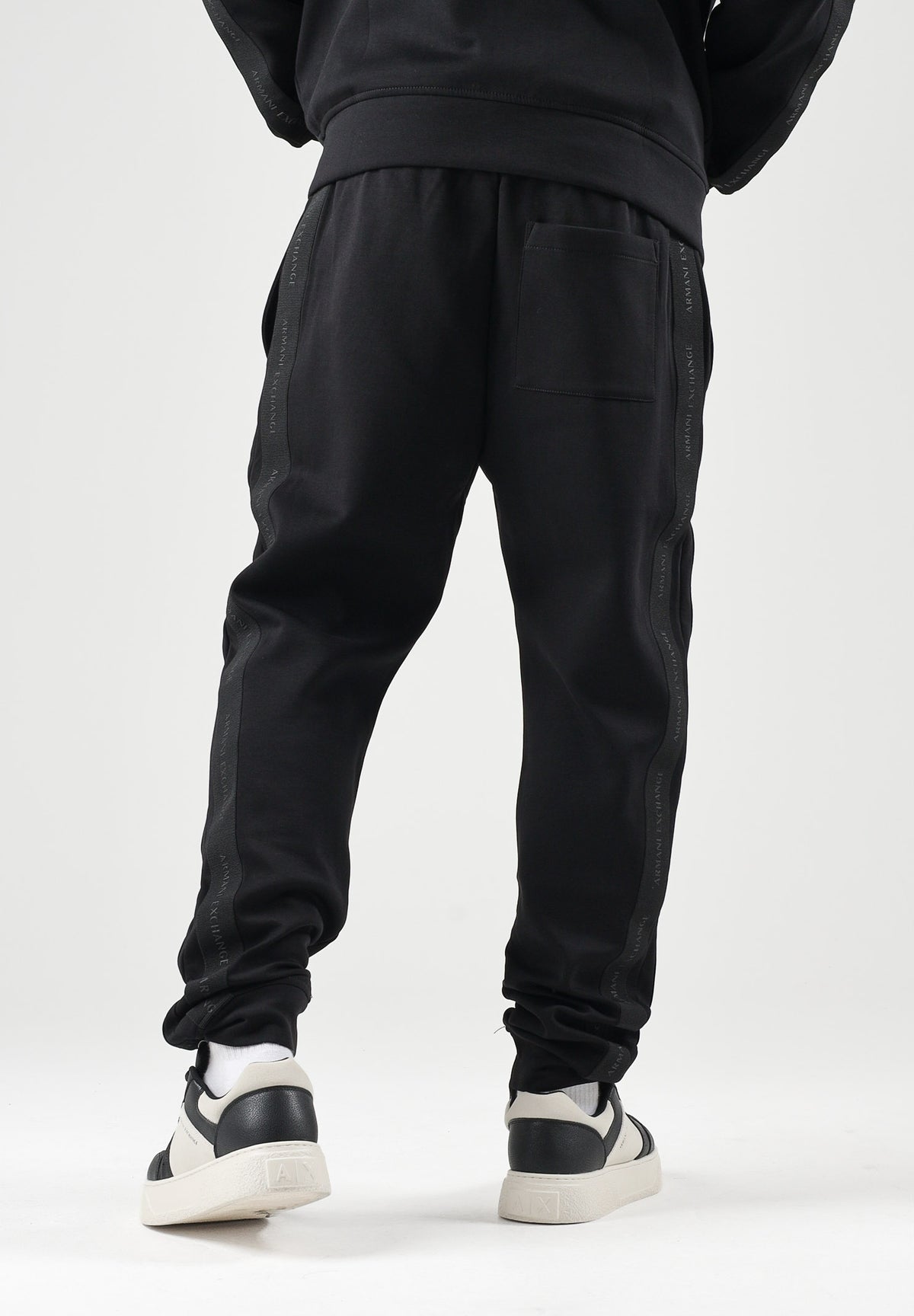 ARMANI EXCHANGE Pantaloni JOGGER neri per uomo con coulisse in vita e polsini elasticizzati. XM003145AF13047 UC001 ARMANI EXCHANGE 