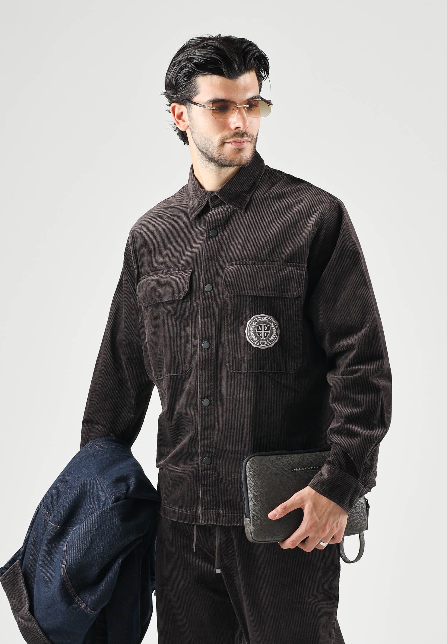 ARMANI EXCHANGE Camicia manica lunga marrone licorice per uomo con tasche sul petto e patch con logo applicato. XM003245AF27114 U8128 ARMANI EXCHANGE 