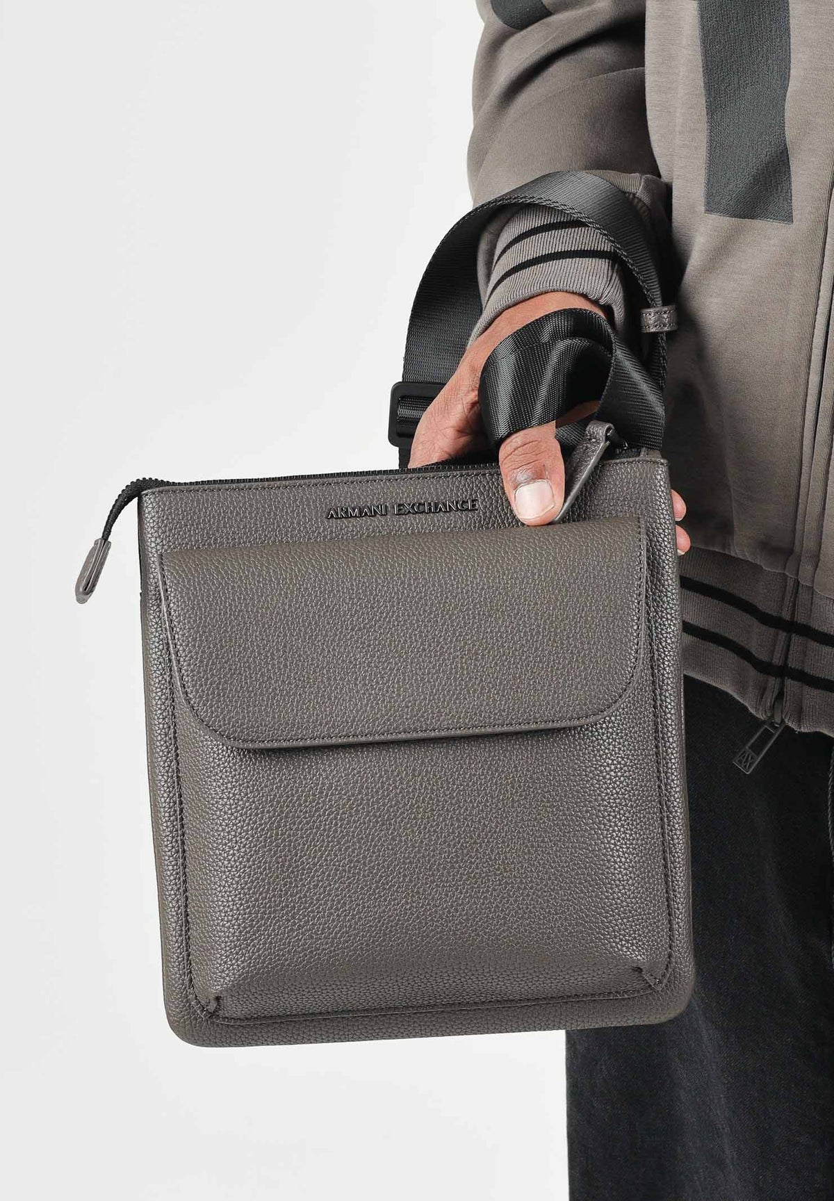 ARMANI EXCHANGE Tracolla falcon-tortora da uomo con patta frontale e tracolla regolabile. XM003308AF26663 U6125 ARMANI EXCHANGE 