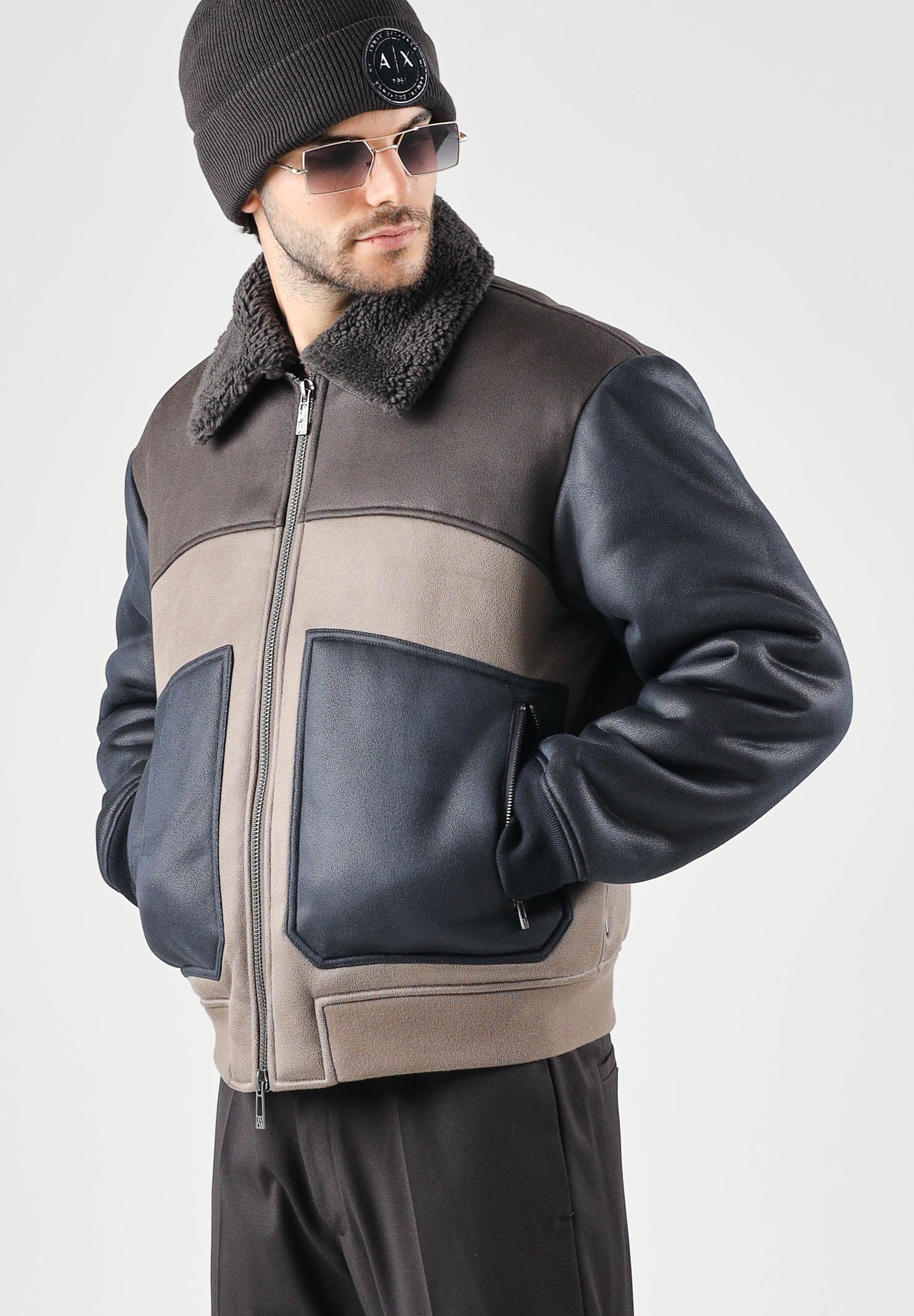 ARMANI EXCHANGE Montone nero per uomo con collo a contrasto in pelliccia sintetica e tasche frontali XM003323AF28562 M8433 ARMANI EXCHANGE 
