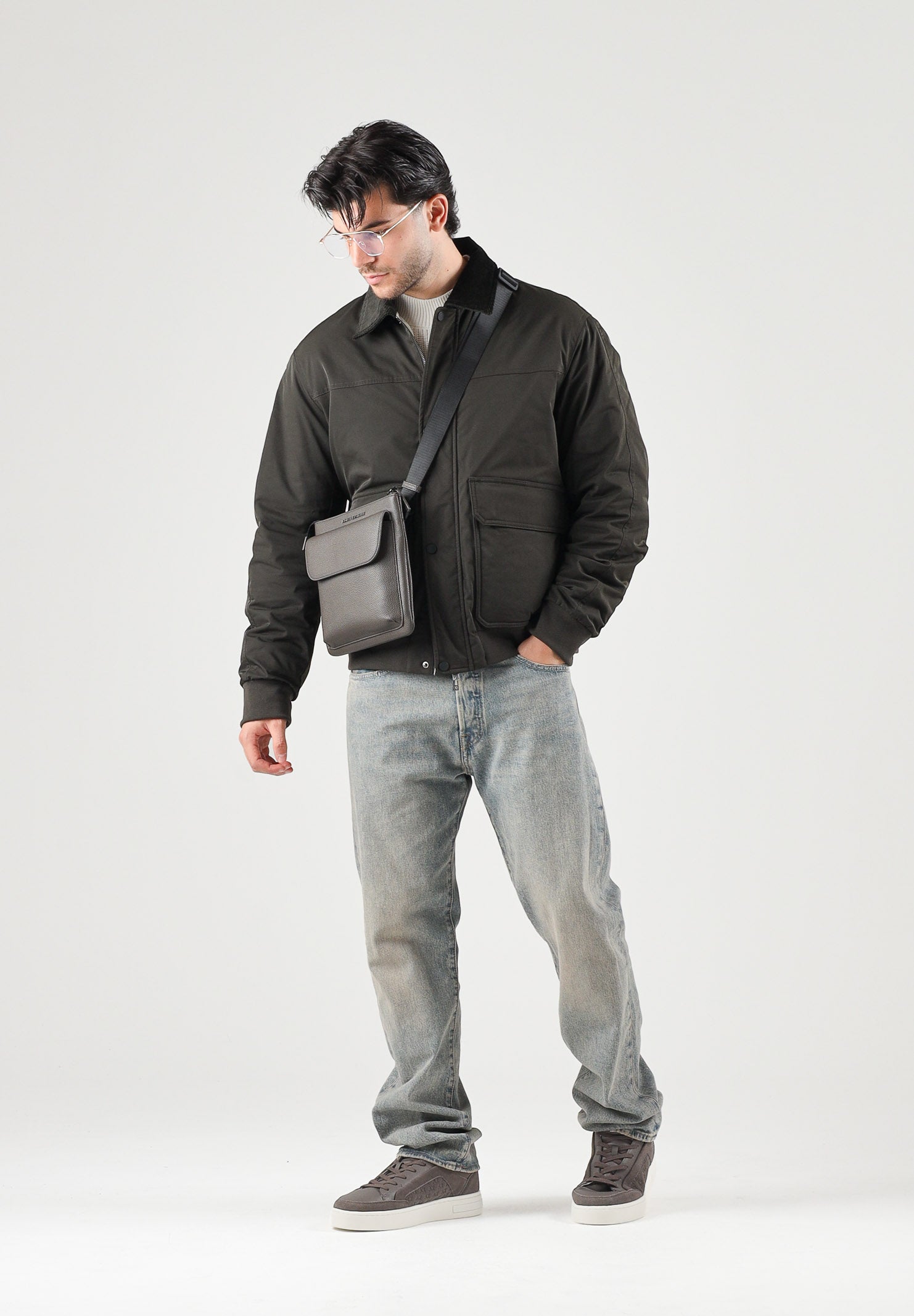 ARMANI EXCHANGE Bomber leggero nero per uomo con colletto in pelliccia sintetica e ampie tasche applicate. XM003343AF27299 U8123 ARMANI EXCHANGE 