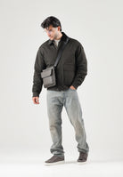 ARMANI EXCHANGE Bomber leggero nero per uomo con colletto in pelliccia sintetica e ampie tasche applicate. XM003343AF27299 U8123 ARMANI EXCHANGE 
