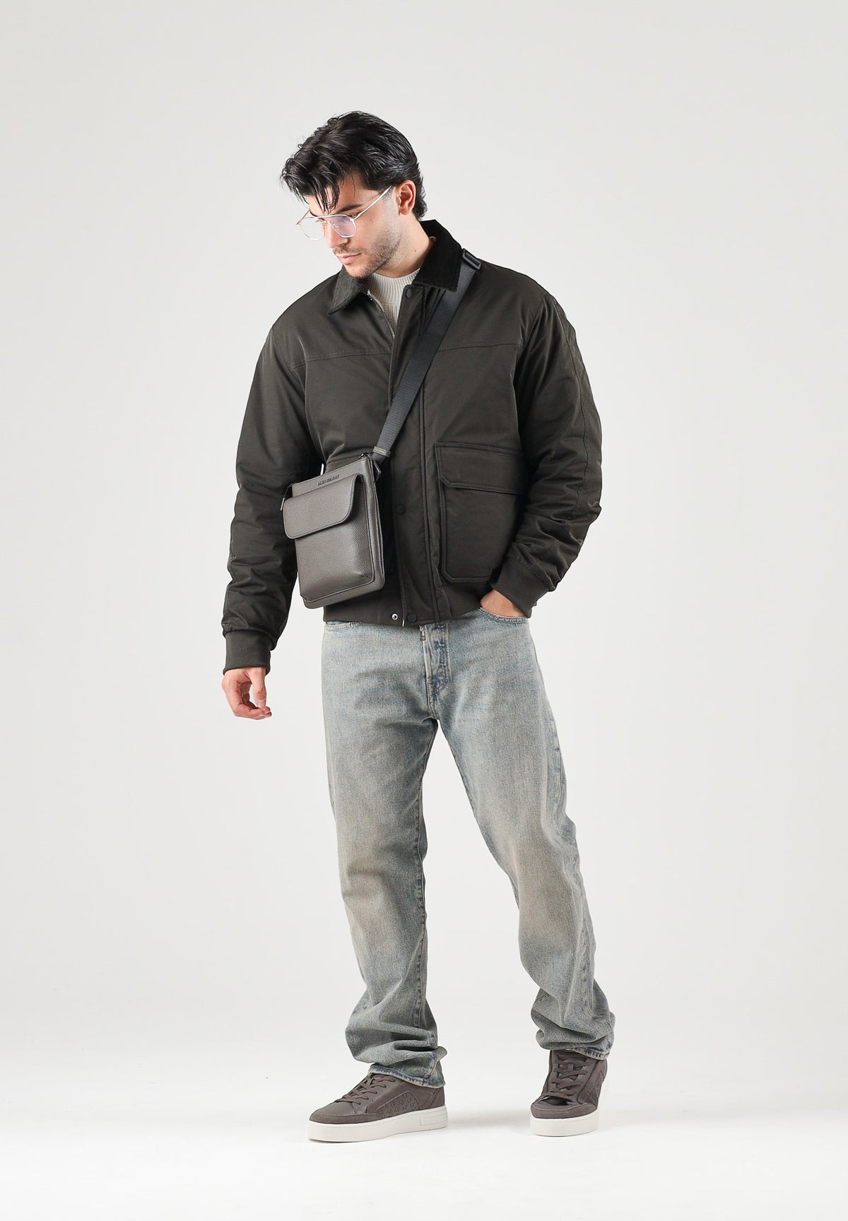 ARMANI EXCHANGE Bomber leggero nero per uomo con colletto in pelliccia sintetica e ampie tasche applicate. XM003343AF27299 U8123 ARMANI EXCHANGE 