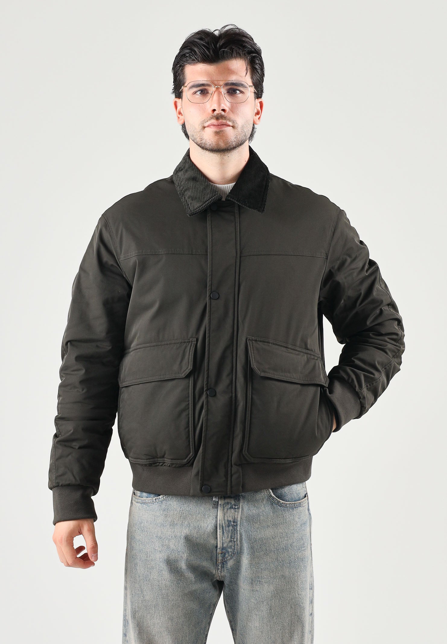 ARMANI EXCHANGE Bomber leggero nero per uomo con colletto in pelliccia sintetica e ampie tasche applicate. XM003343AF27299 U8123 ARMANI EXCHANGE 