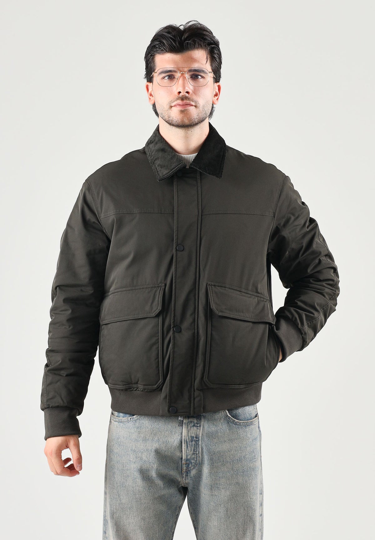 ARMANI EXCHANGE Bomber leggero nero per uomo con colletto in pelliccia sintetica e ampie tasche applicate. XM003343AF27299 U8123 ARMANI EXCHANGE 