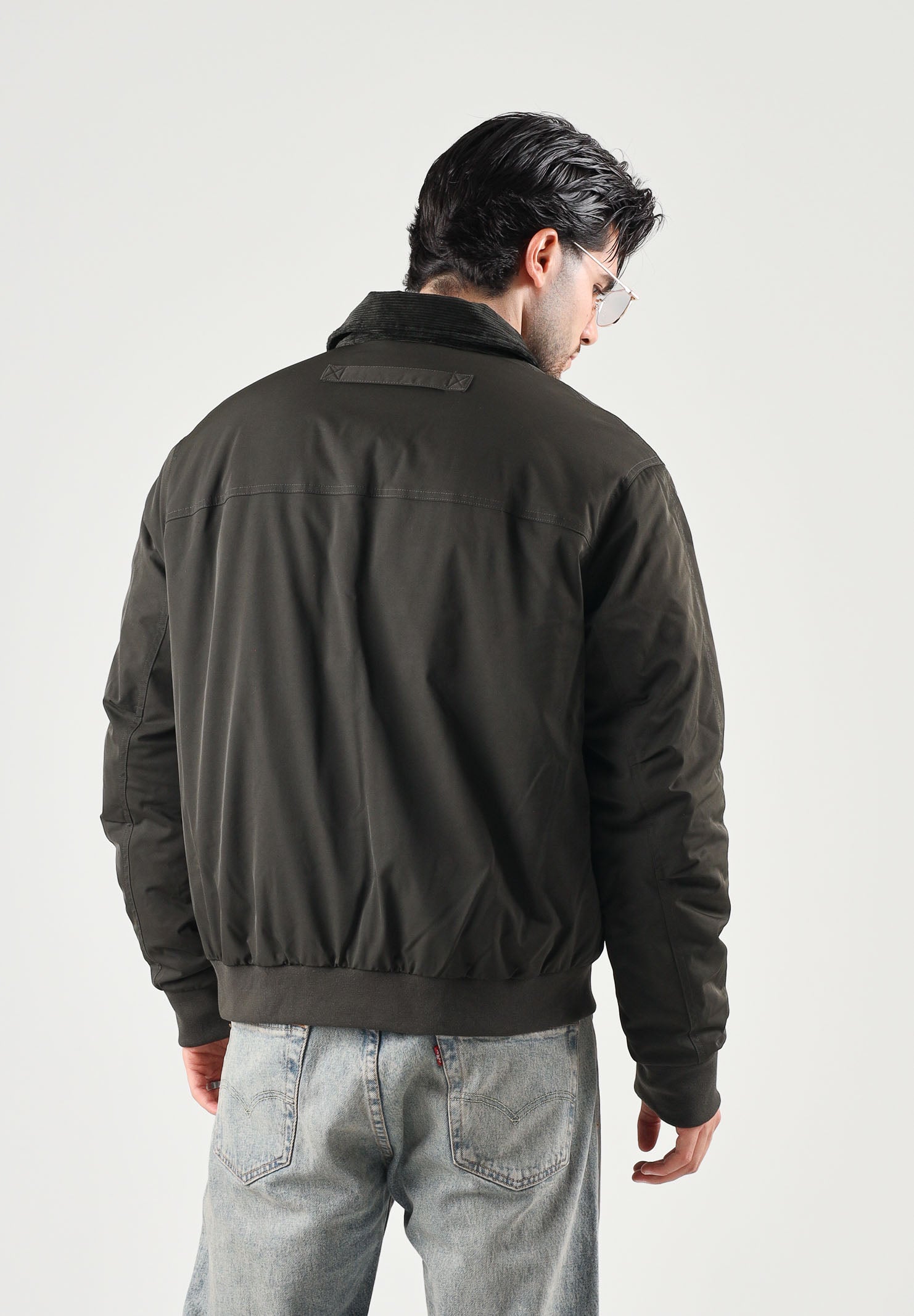 ARMANI EXCHANGE Bomber leggero nero per uomo con colletto in pelliccia sintetica e ampie tasche applicate. XM003343AF27299 U8123 ARMANI EXCHANGE 