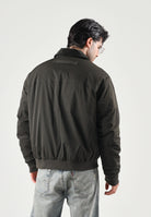 ARMANI EXCHANGE Bomber leggero nero per uomo con colletto in pelliccia sintetica e ampie tasche applicate. XM003343AF27299 U8123 ARMANI EXCHANGE 