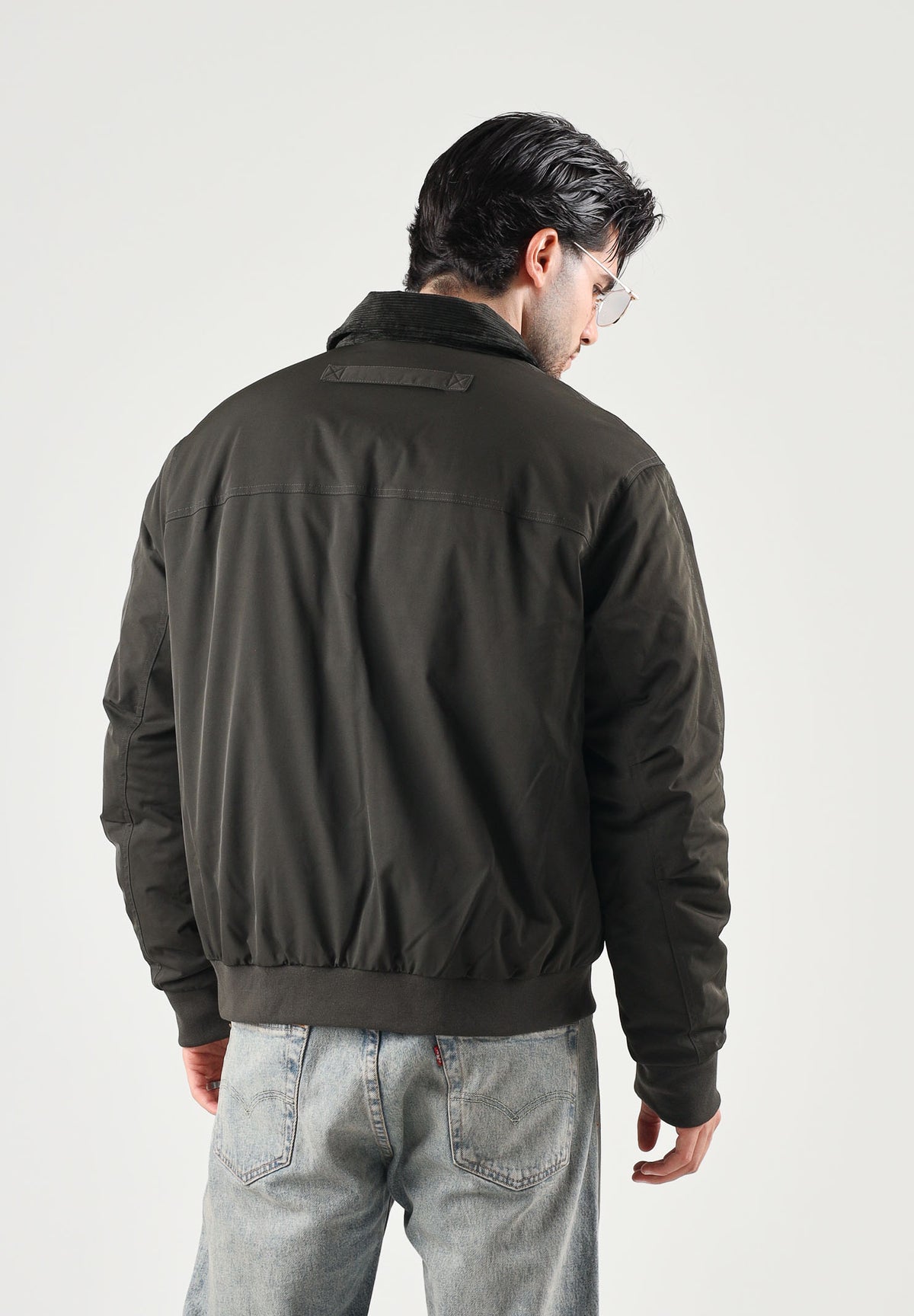 ARMANI EXCHANGE Bomber leggero nero per uomo con colletto in pelliccia sintetica e ampie tasche applicate. XM003343AF27299 U8123 ARMANI EXCHANGE 