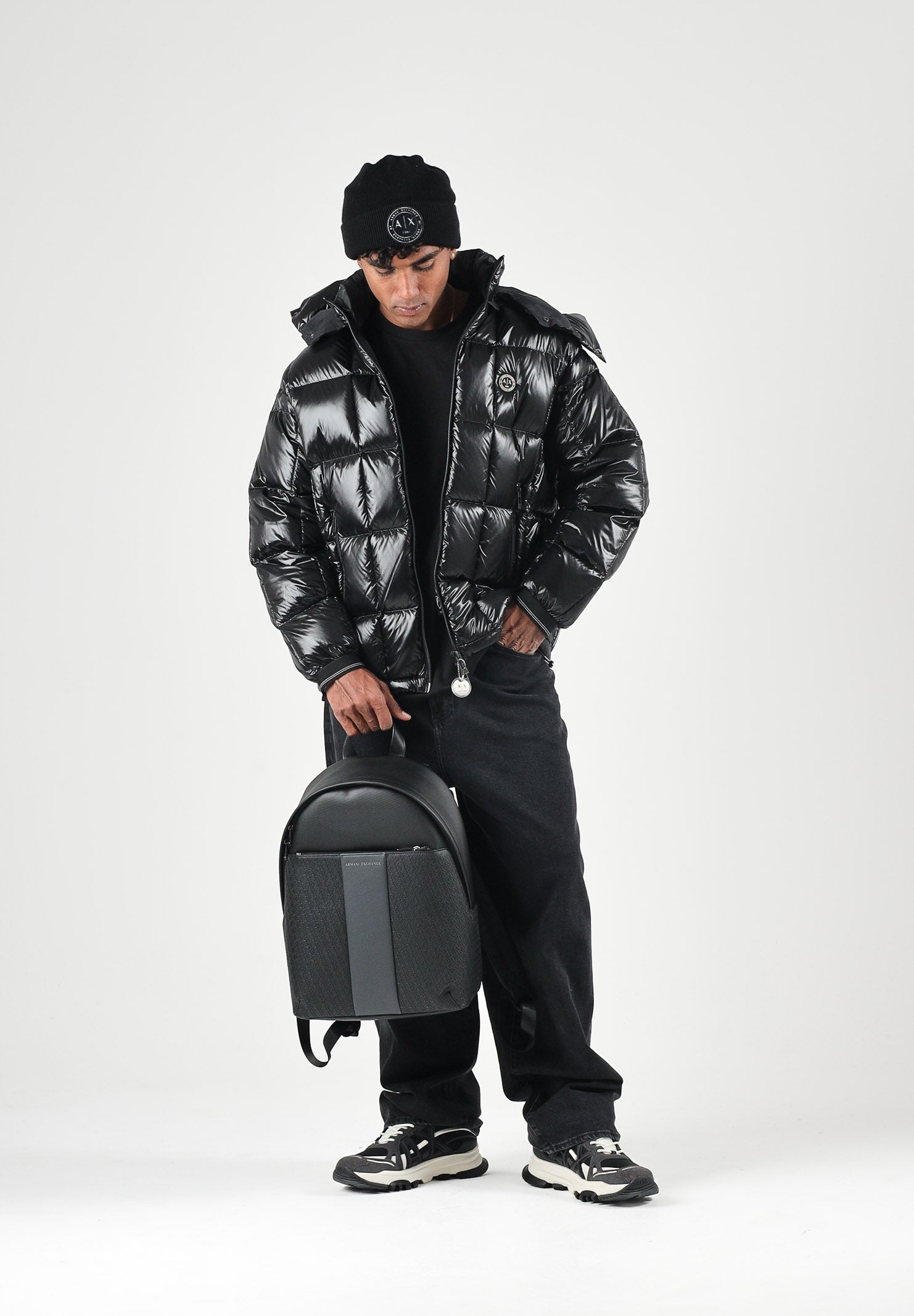 ARMANI EXCHANGE Piumino nero da uomo con cappuccio imbottito e trapuntatura a blocchi. XM003344AF23755 UC001 ARMANI EXCHANGE 