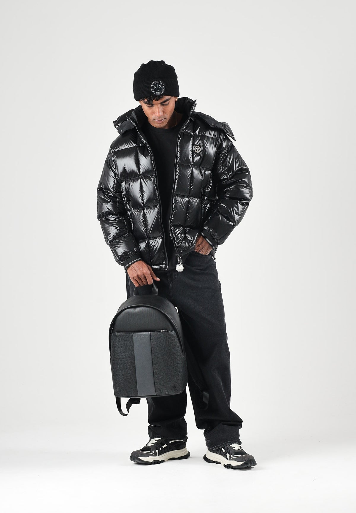 ARMANI EXCHANGE Piumino nero da uomo con cappuccio imbottito e trapuntatura a blocchi. XM003344AF23755 UC001 ARMANI EXCHANGE 
