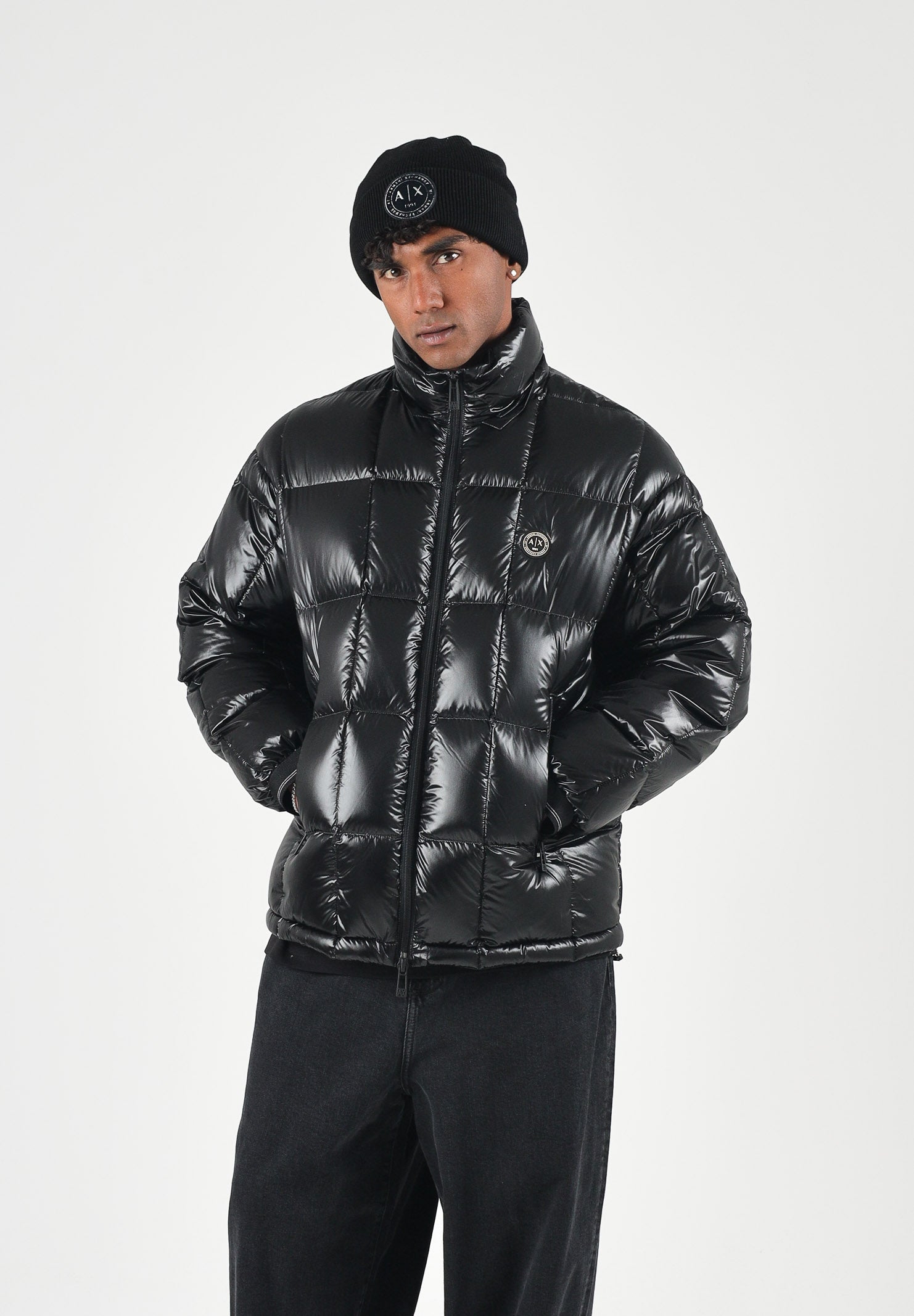 ARMANI EXCHANGE Piumino nero da uomo con cappuccio imbottito e trapuntatura a blocchi. XM003344AF23755 UC001 ARMANI EXCHANGE 