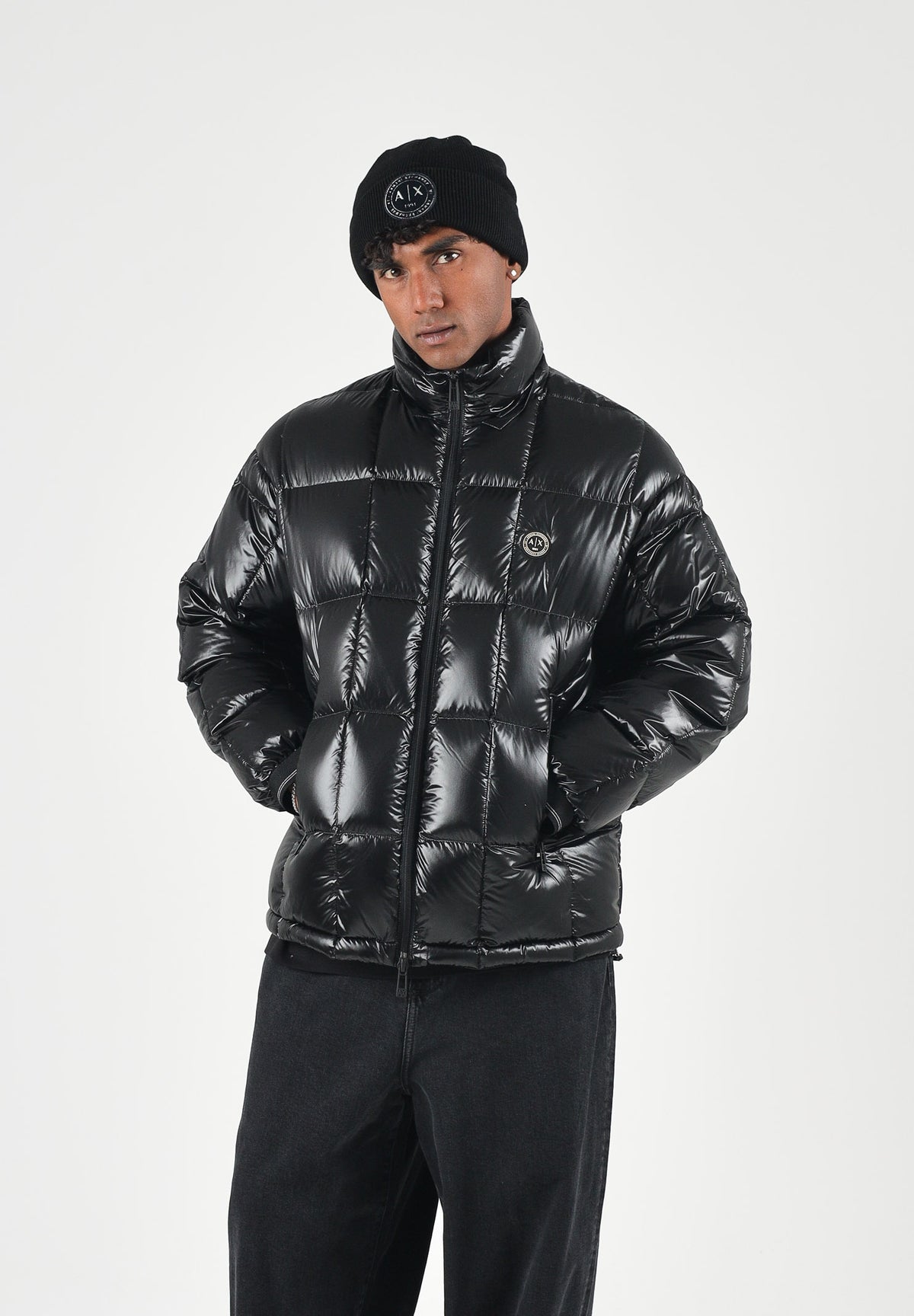 ARMANI EXCHANGE Piumino nero da uomo con cappuccio imbottito e trapuntatura a blocchi. XM003344AF23755 UC001 ARMANI EXCHANGE 