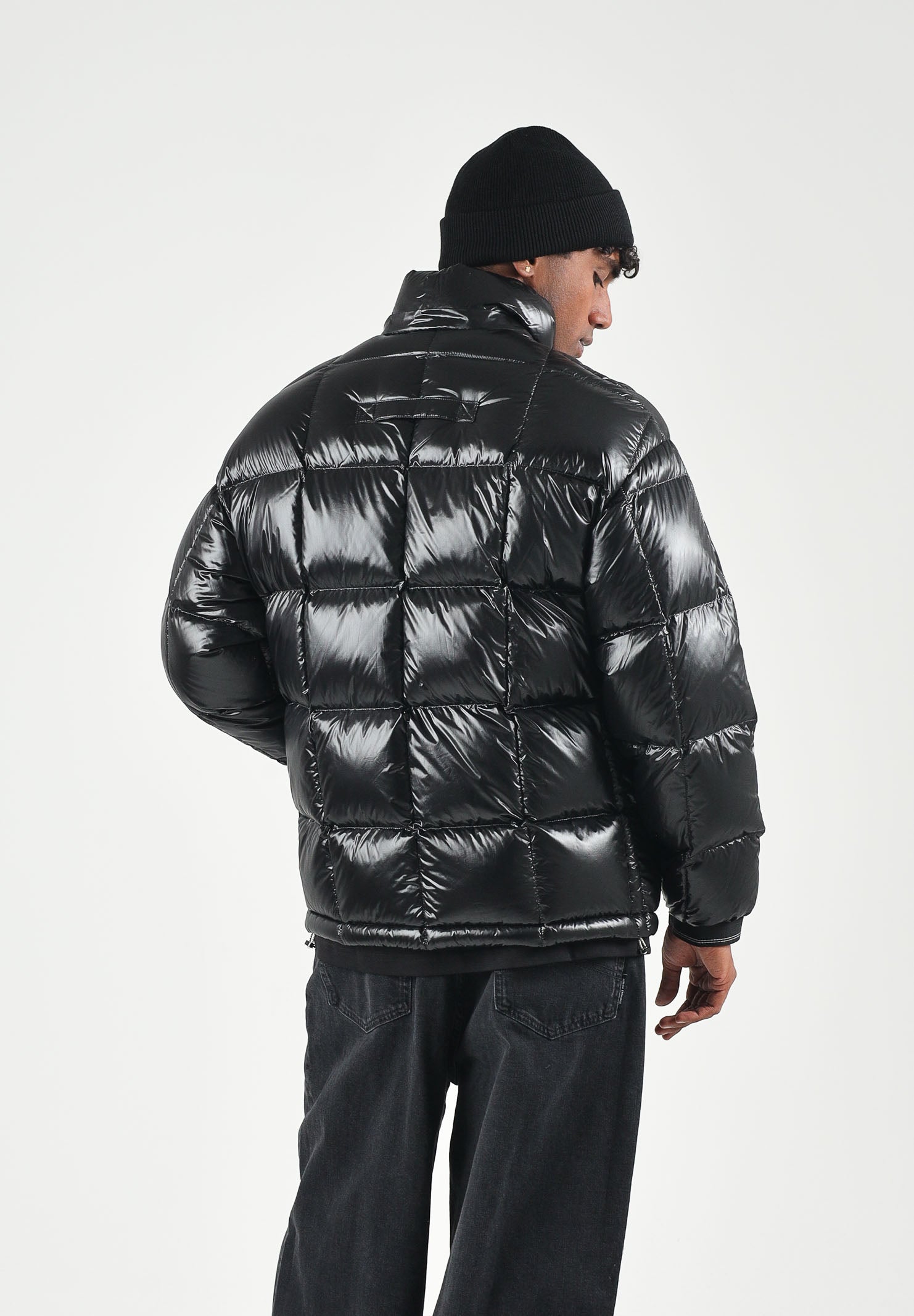 ARMANI EXCHANGE Piumino nero da uomo con cappuccio imbottito e trapuntatura a blocchi. XM003344AF23755 UC001 ARMANI EXCHANGE 