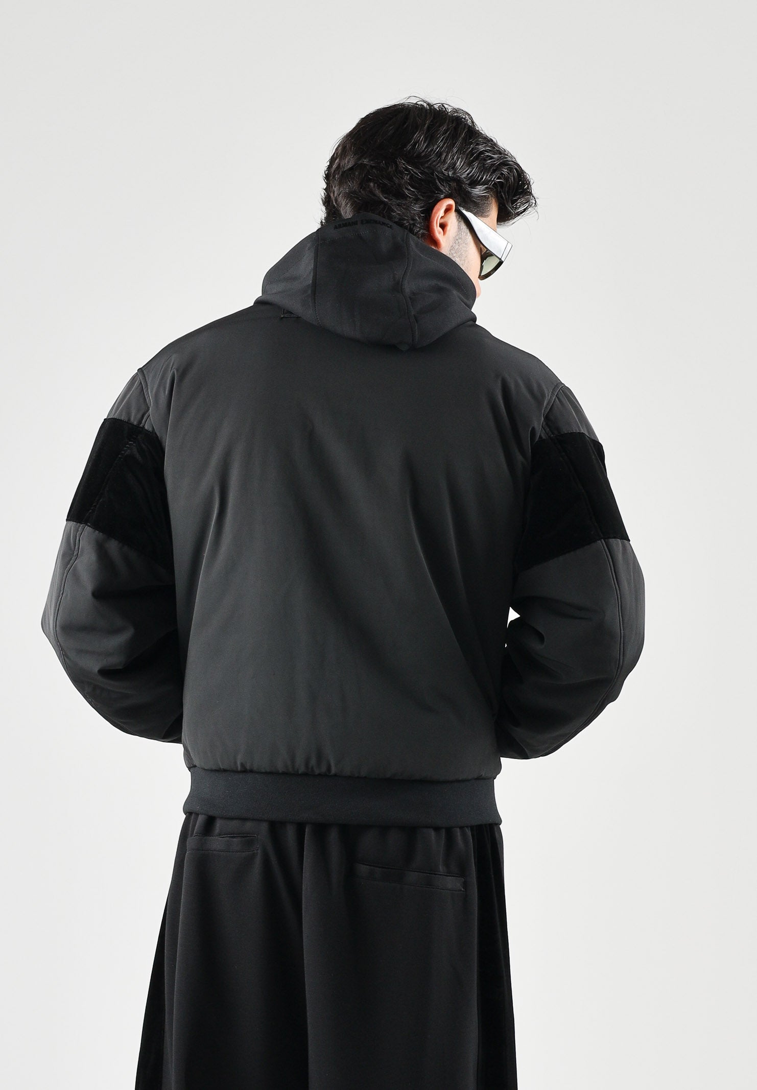 ARMANI EXCHANGE Bomber leggero TECNICO nero per uomo con zip integrale e fascia orizzontale a contrasto. XM003352AF27322 UC001 ARMANI EXCHANGE 