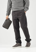 ARMANI EXCHANGE Pantaloni licorice marroni da uomo con taglio chino e gamba affusolata. XM003537AF22547 U8128 ARMANI EXCHANGE 