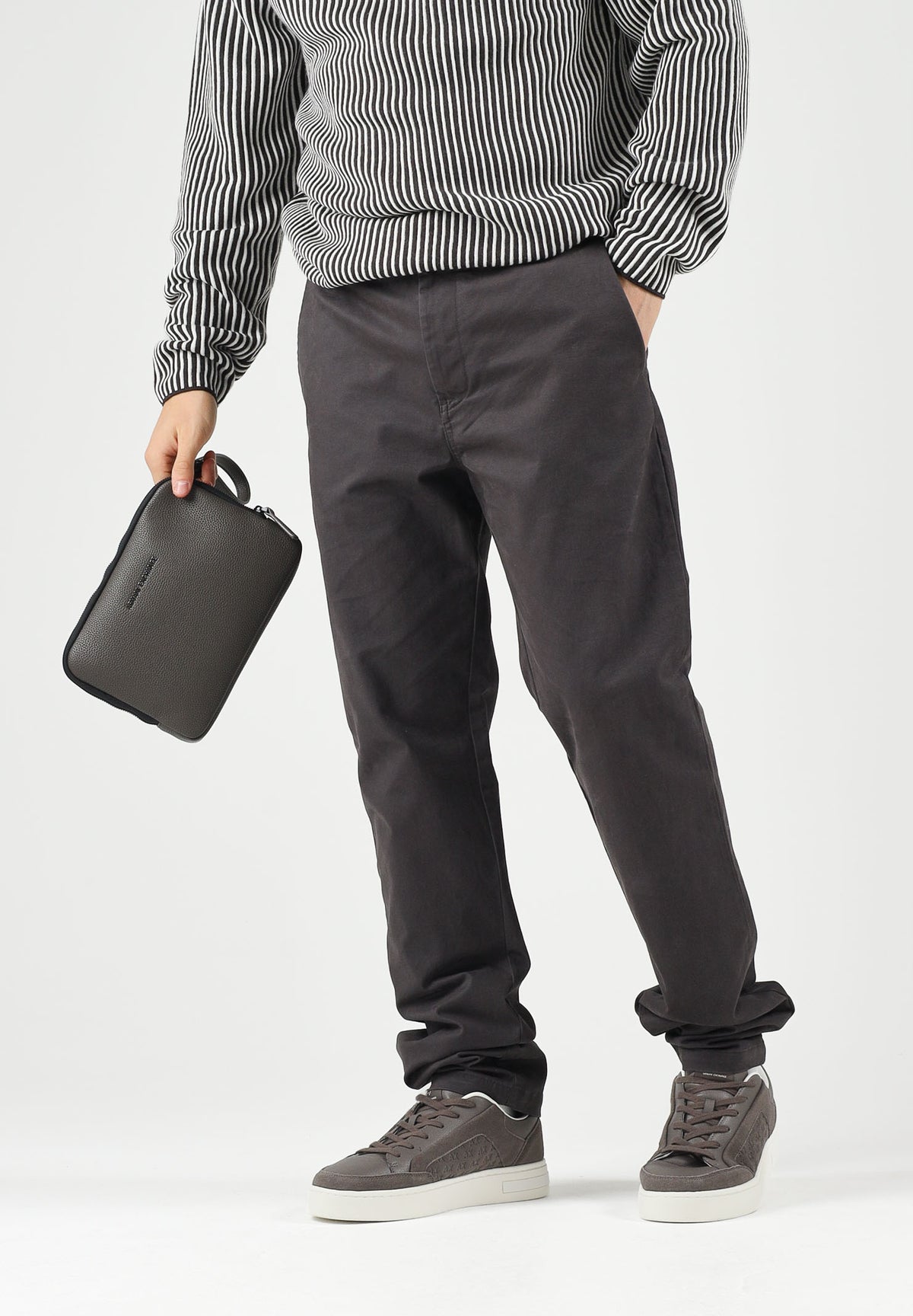 ARMANI EXCHANGE Pantaloni licorice marroni da uomo con taglio chino e gamba affusolata. XM003537AF22547 U8128 ARMANI EXCHANGE 
