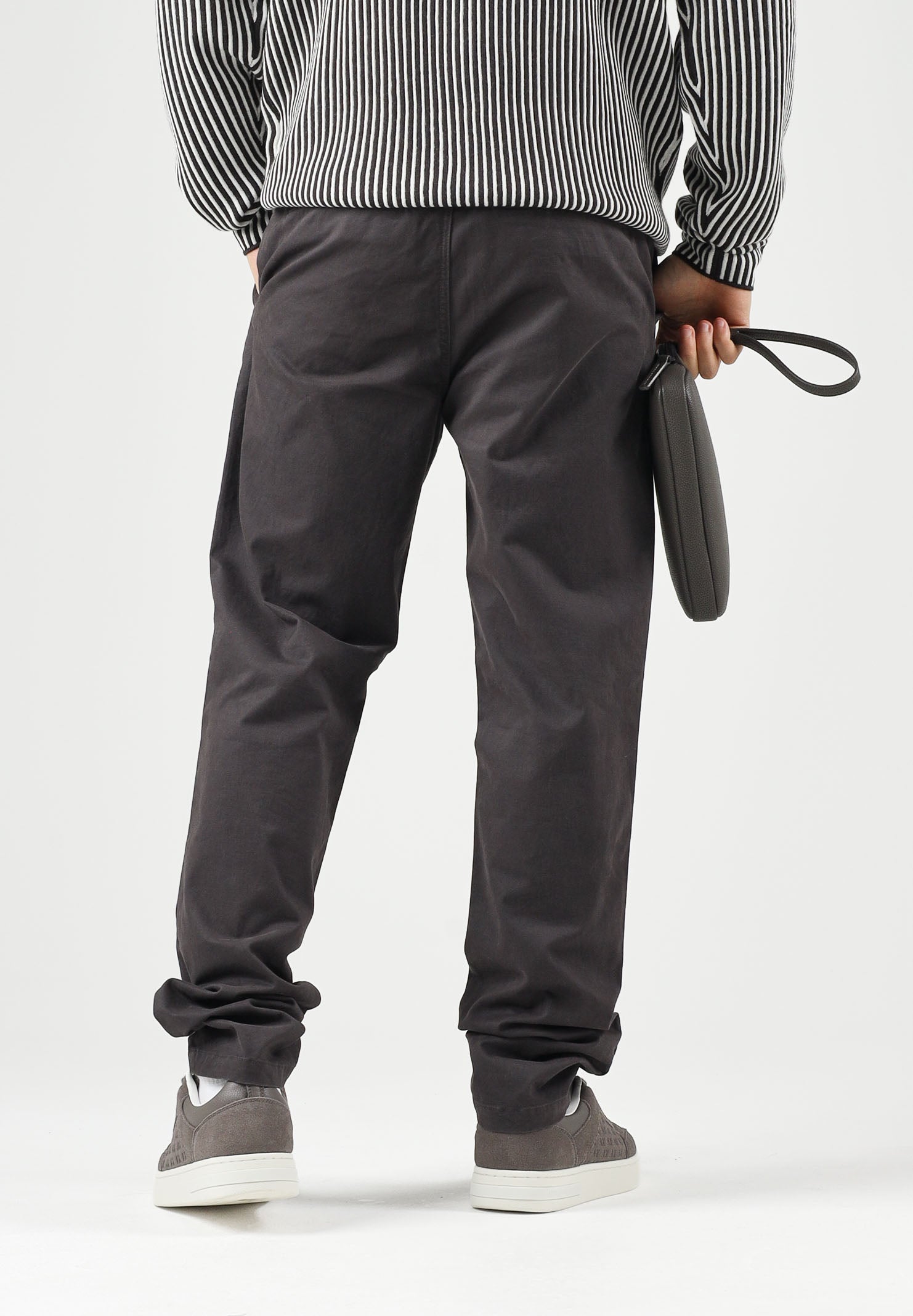 ARMANI EXCHANGE Pantaloni licorice marroni da uomo con taglio chino e gamba affusolata. XM003537AF22547 U8128 ARMANI EXCHANGE 