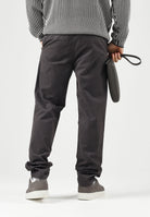 ARMANI EXCHANGE Pantaloni licorice marroni da uomo con taglio chino e gamba affusolata. XM003537AF22547 U8128 ARMANI EXCHANGE 
