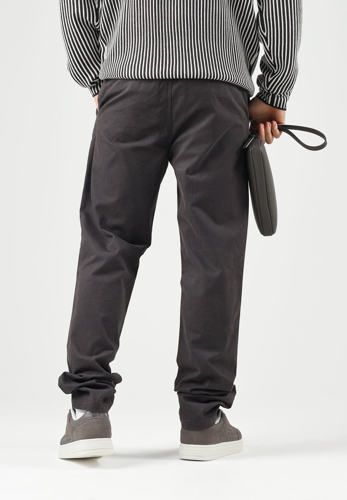 ARMANI EXCHANGE Pantaloni licorice marroni da uomo con taglio chino e gamba affusolata. XM003537AF22547 U8128 ARMANI EXCHANGE 