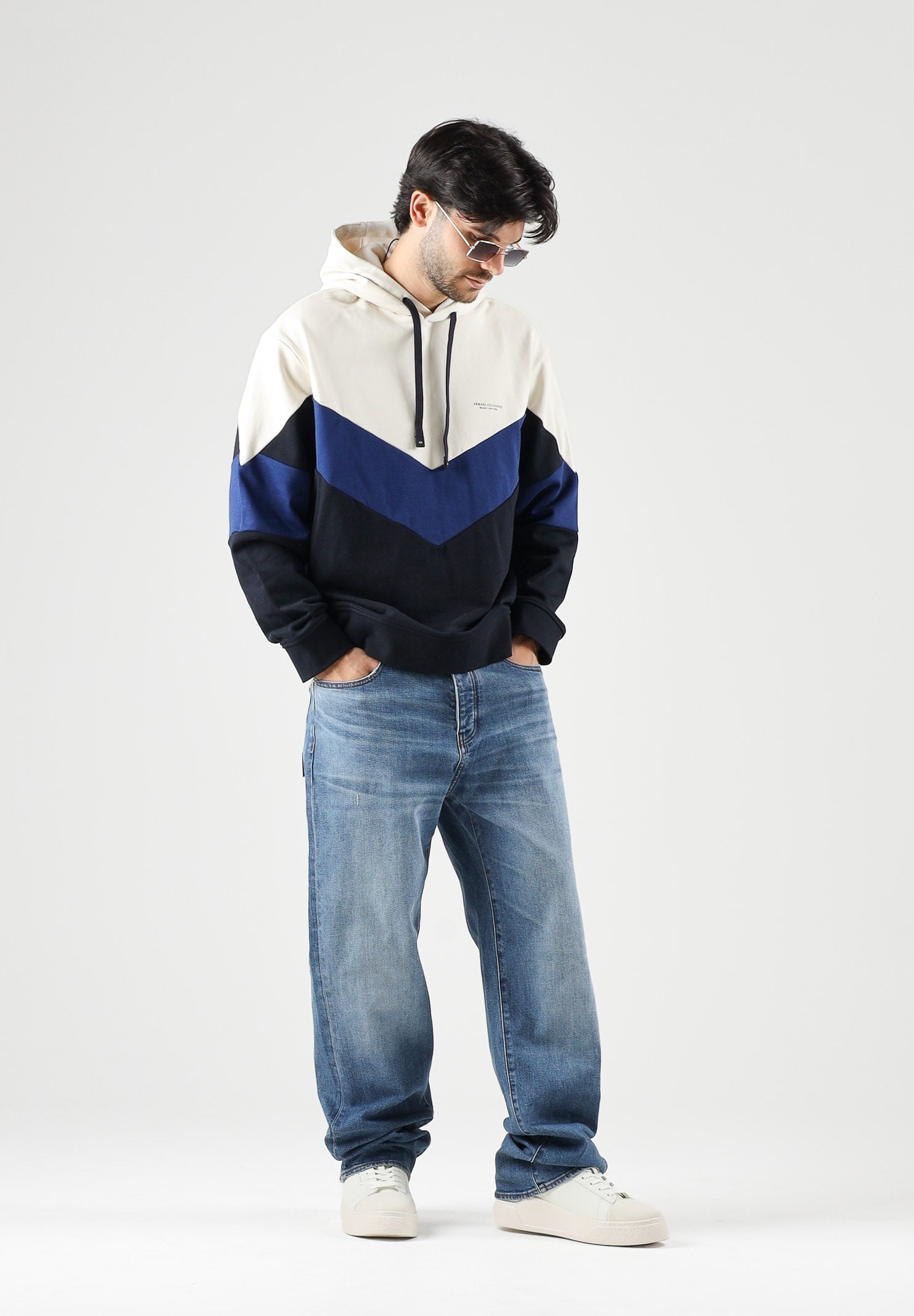 ARMANI EXCHANGE Jeans medium blue denim per uomo con lavaggio chiaro e impunture a contrasto. XM003550AF29247 MB002 ARMANI EXCHANGE 