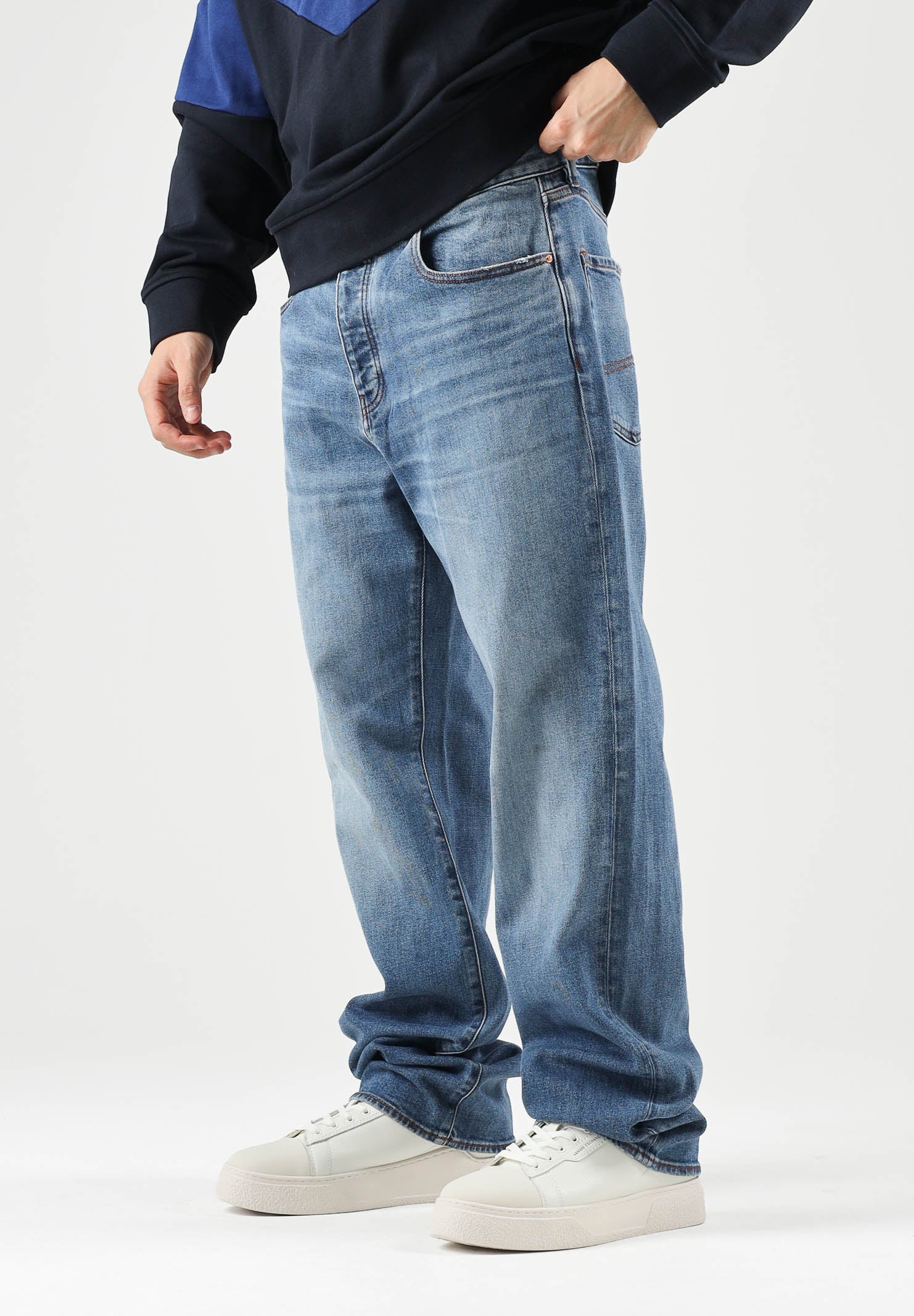 ARMANI EXCHANGE Jeans medium blue denim per uomo con lavaggio chiaro e impunture a contrasto. XM003550AF29247 MB002 ARMANI EXCHANGE 