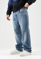 ARMANI EXCHANGE Jeans medium blue denim per uomo con lavaggio chiaro e impunture a contrasto. XM003550AF29247 MB002 ARMANI EXCHANGE 