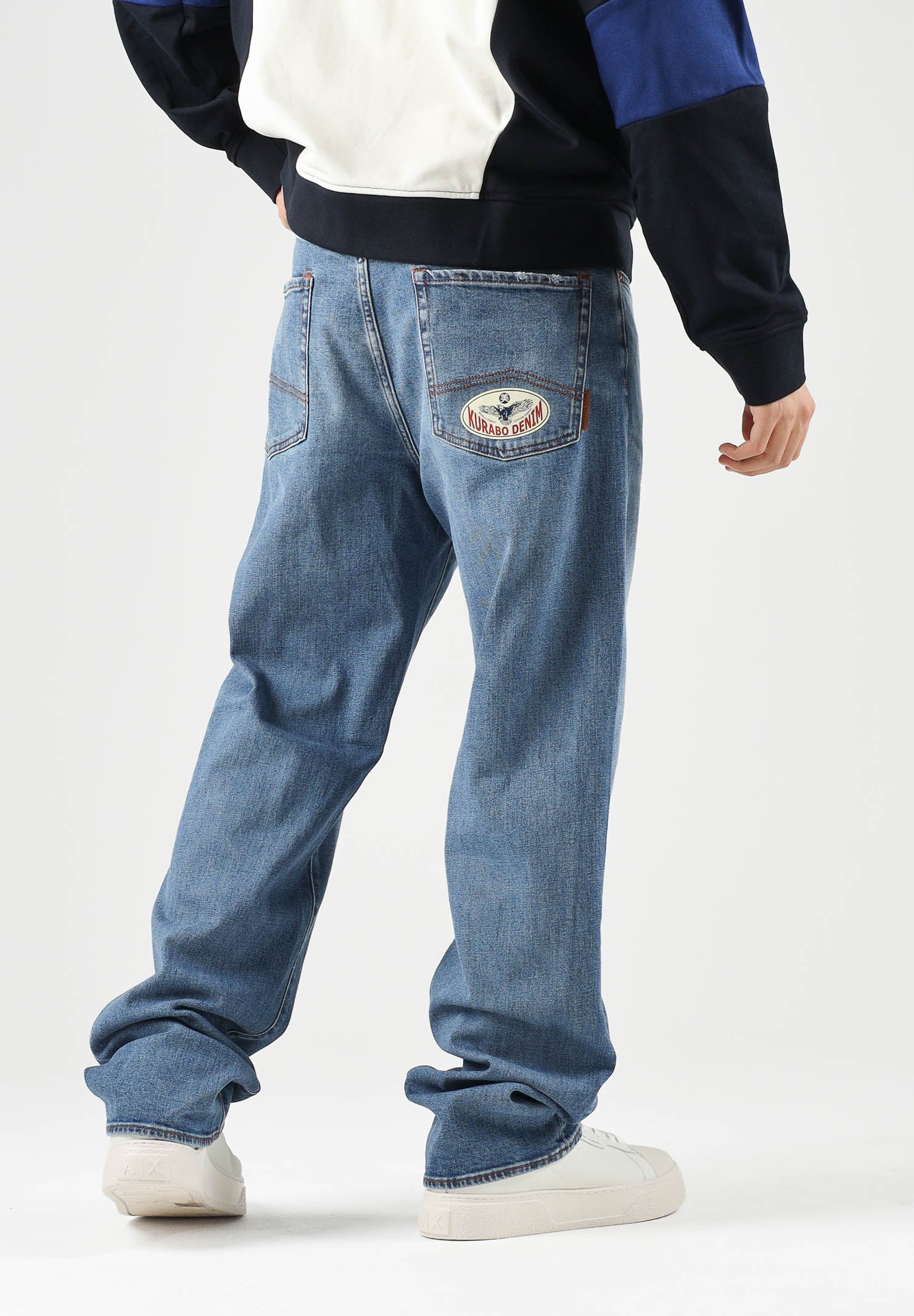 ARMANI EXCHANGE Jeans medium blue denim per uomo con lavaggio chiaro e impunture a contrasto. XM003550AF29247 MB002 ARMANI EXCHANGE 